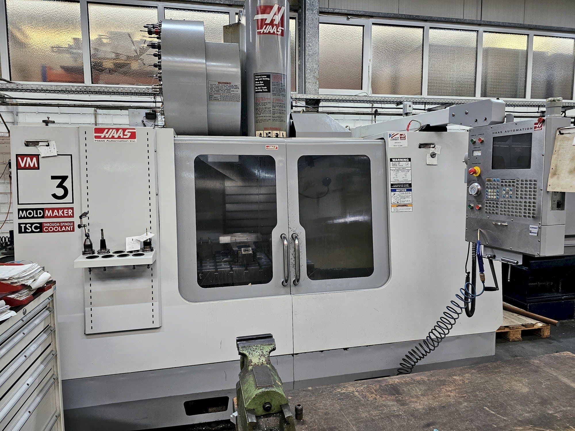 Вид станка HAAS VM 3  спереди