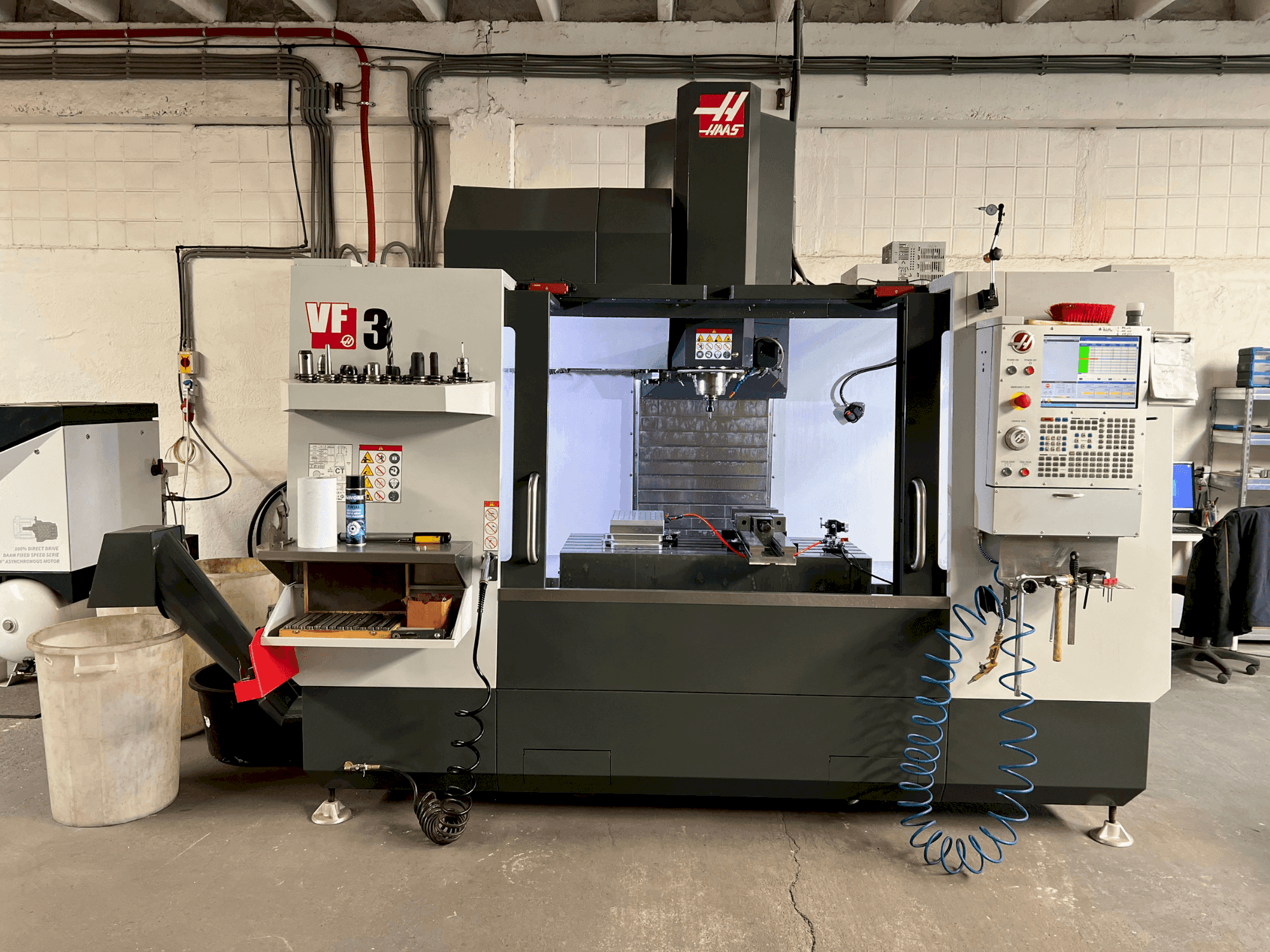 Вид станка HAAS VF-3  спереди