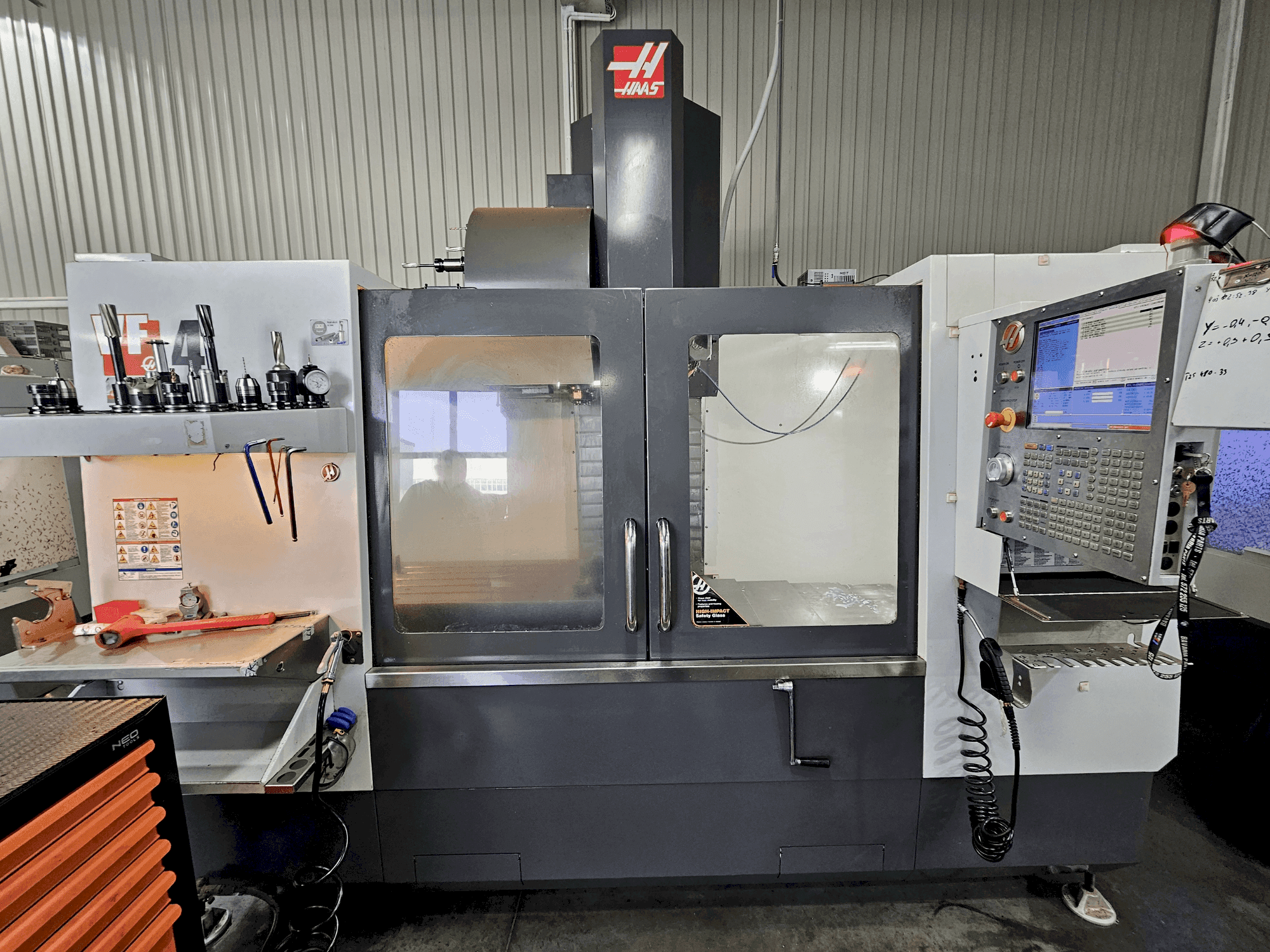 Вид станка HAAS VF-4  спереди