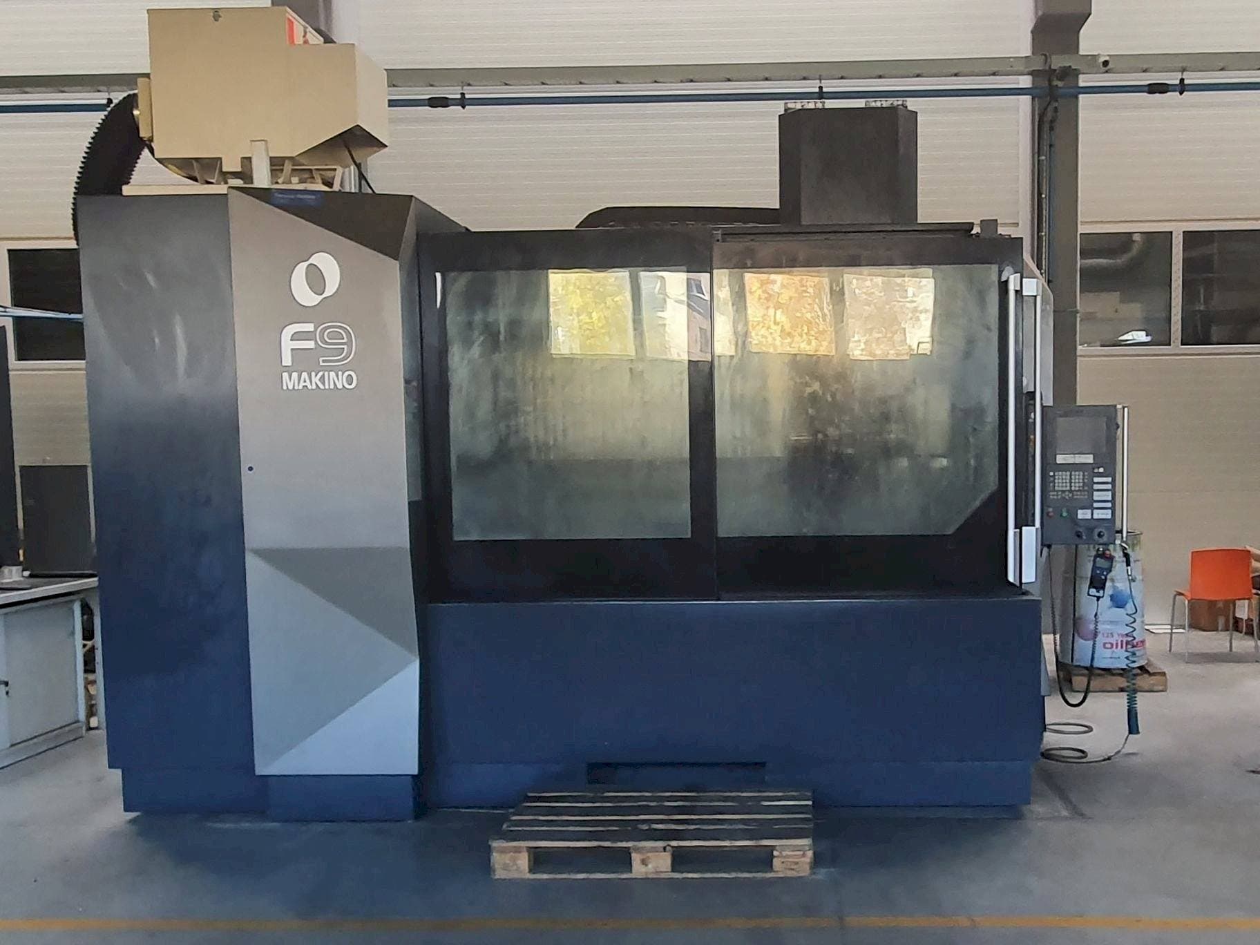 Вид станка Makino F9  спереди