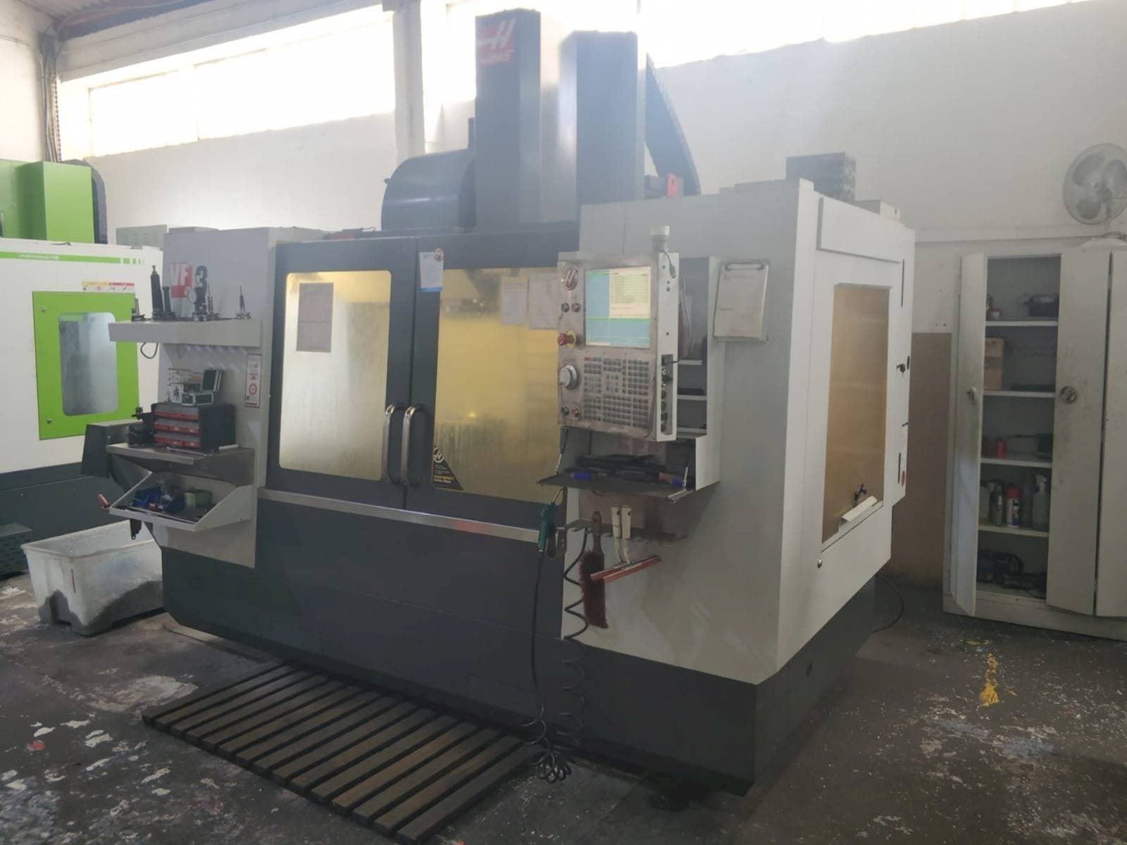 Вид станка HAAS VF-3  спереди