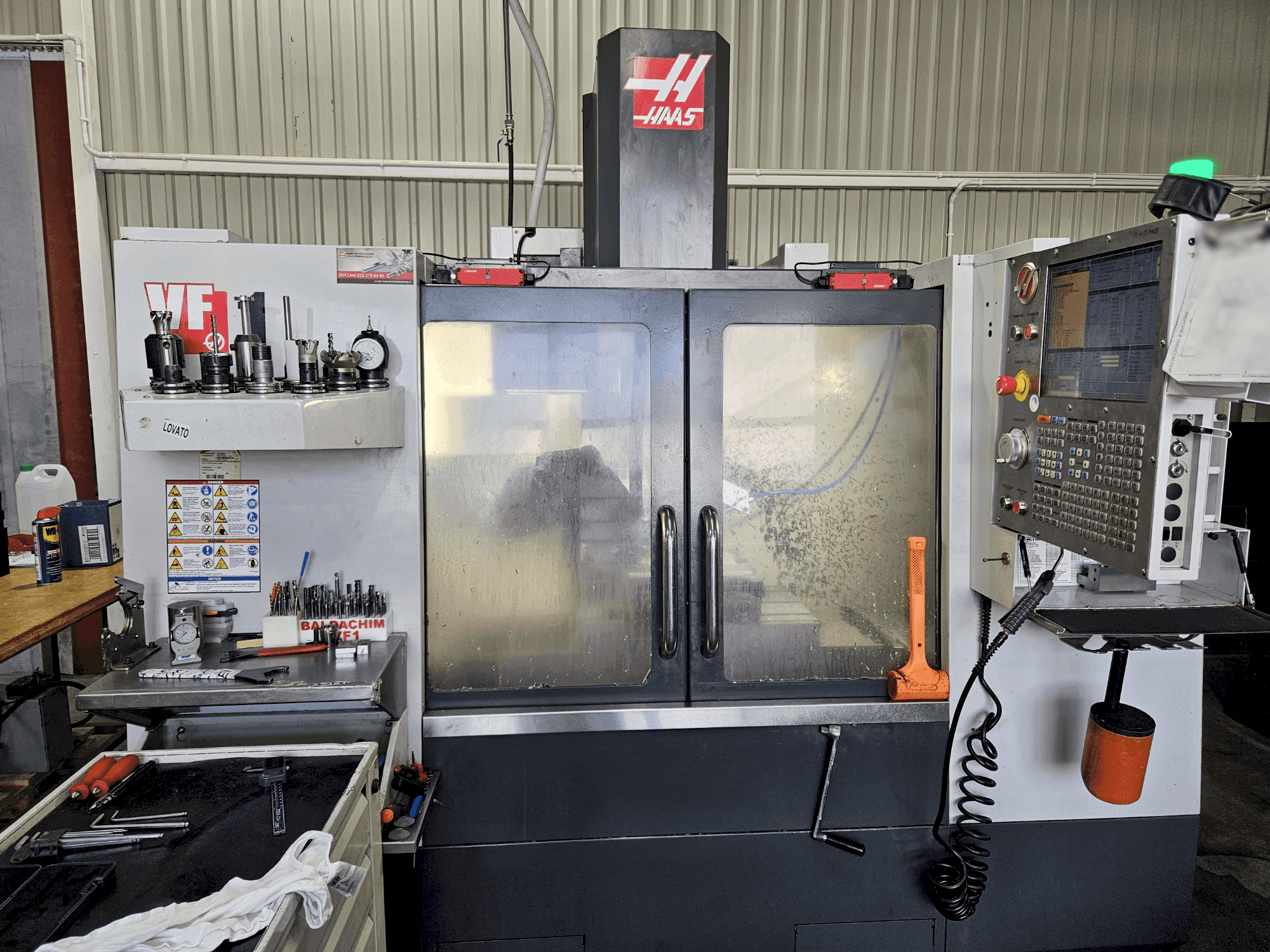 Вид станка HAAS VF-1  спереди