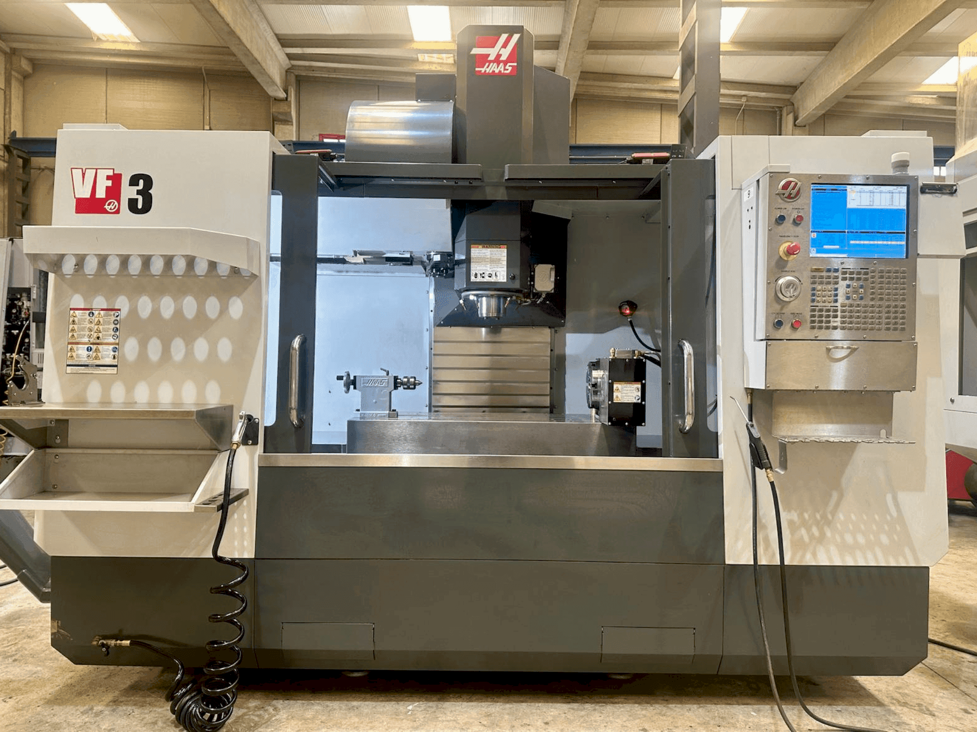 Вид станка HAAS VF-3  спереди