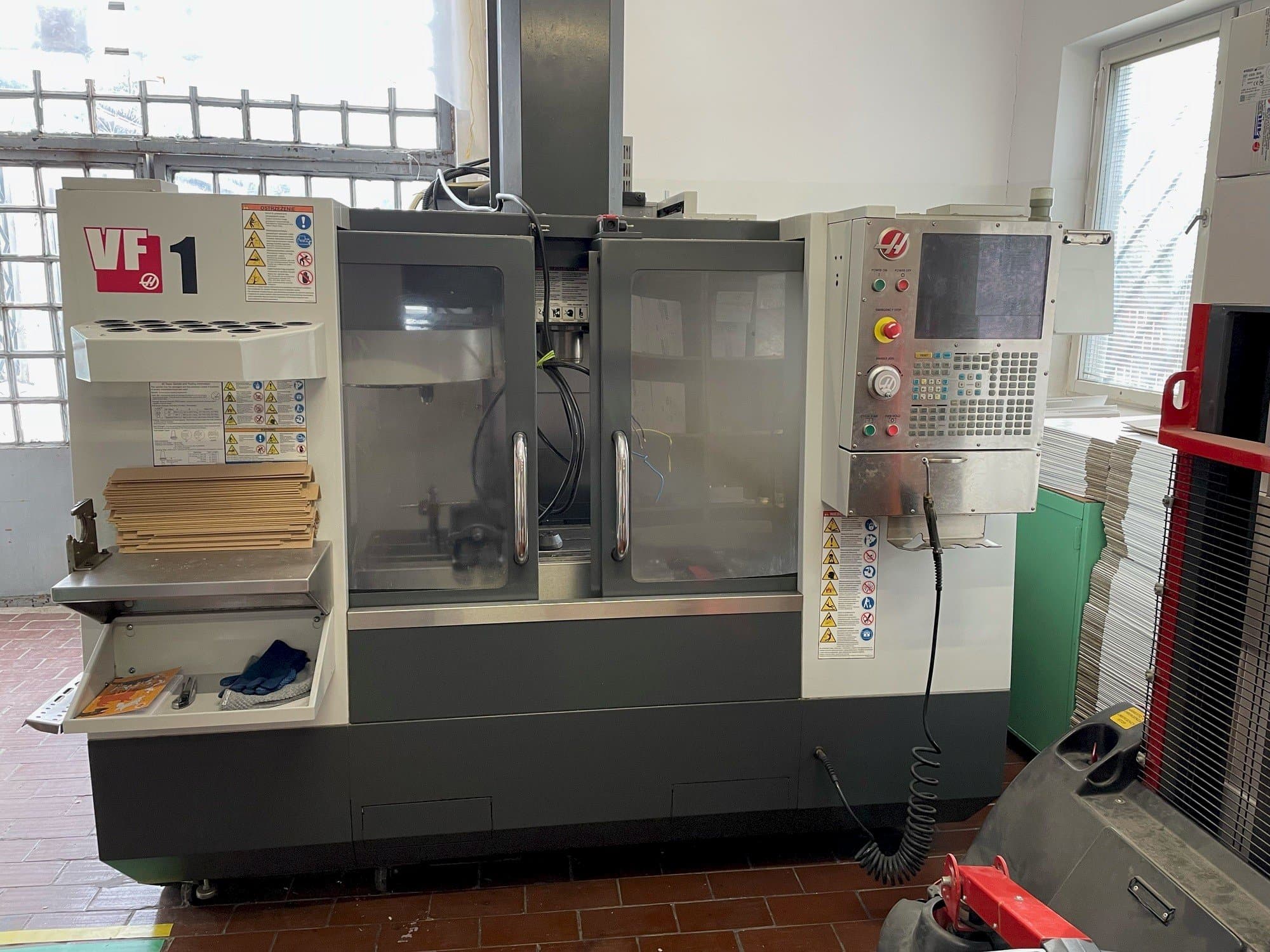 Вид станка HAAS VF-1  спереди