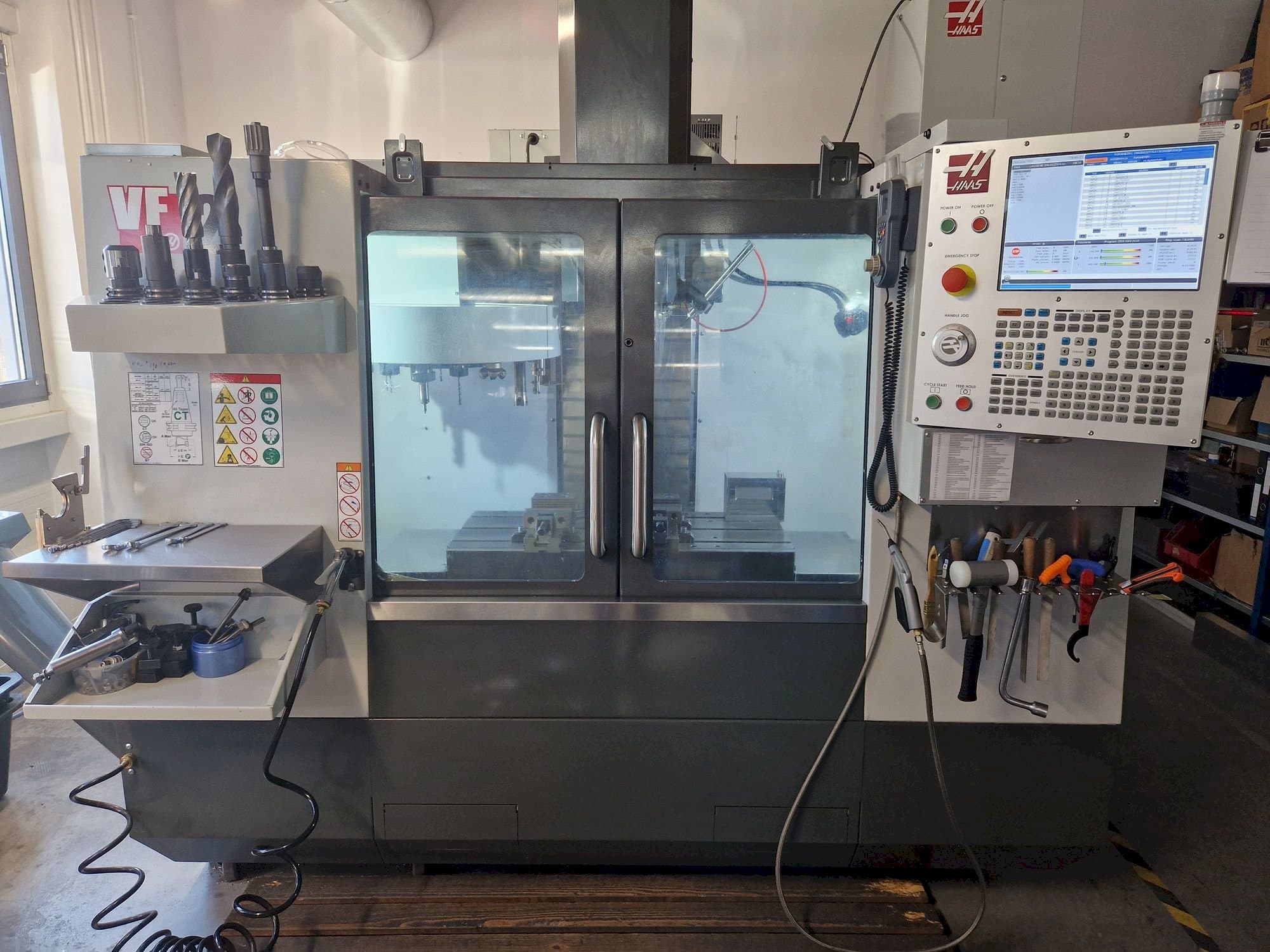 Вид станка HAAS VF-2  спереди