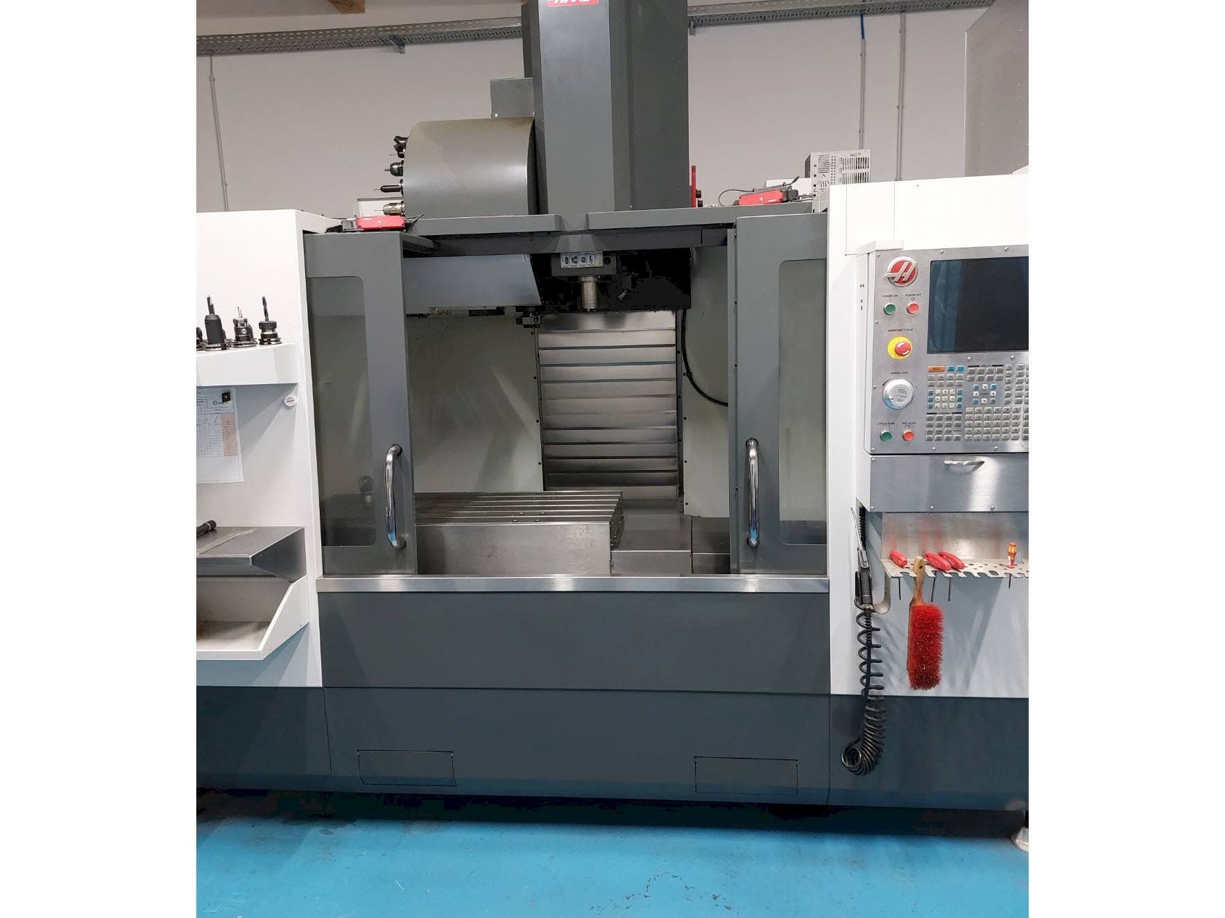 Вид станка HAAS VF3  спереди