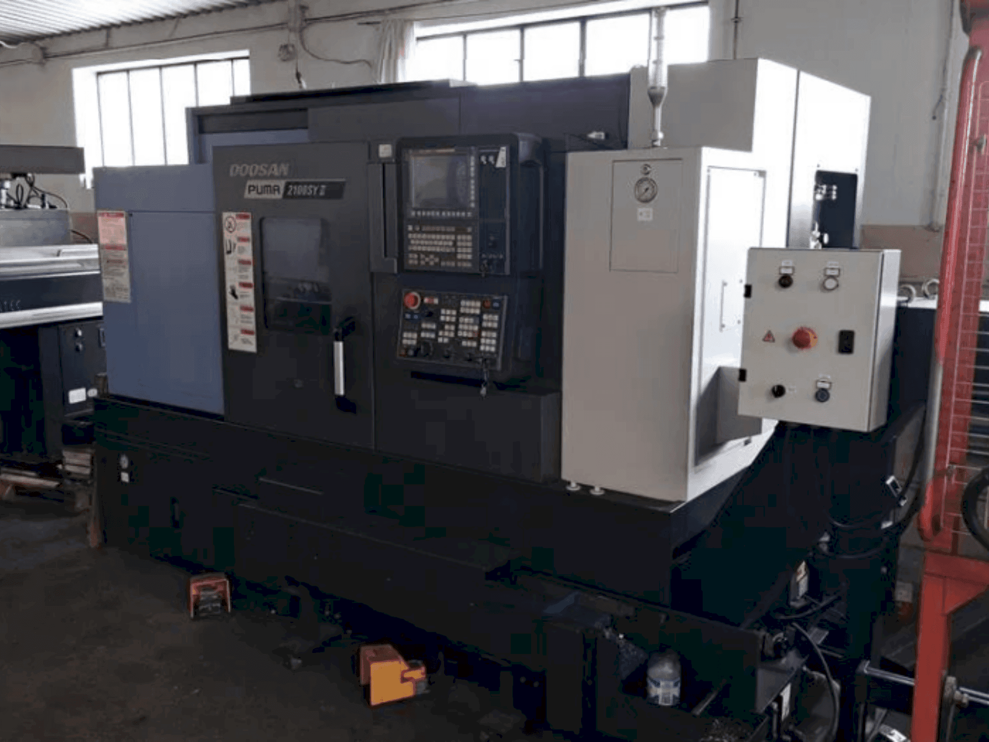 Вид станка DOOSAN PUMA 2100 SY II  спереди