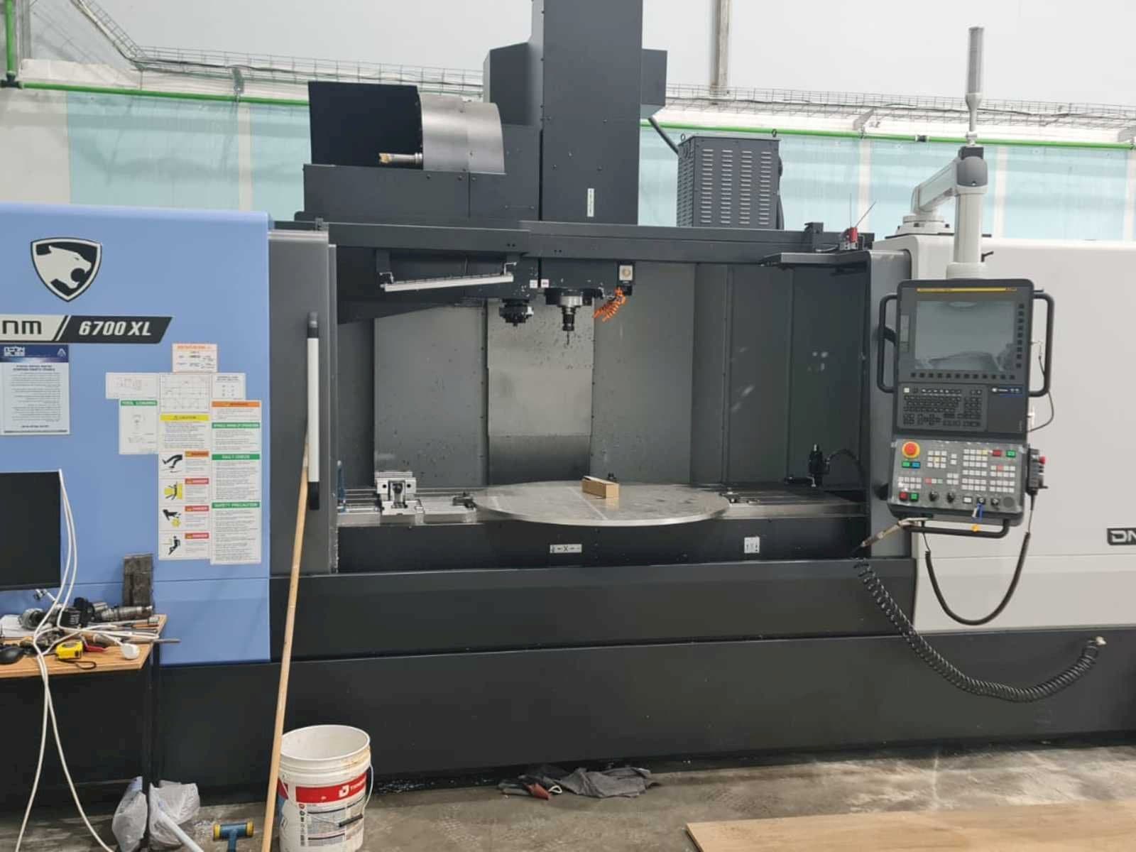 Вид станка Doosan DNM 6700 XL спереди