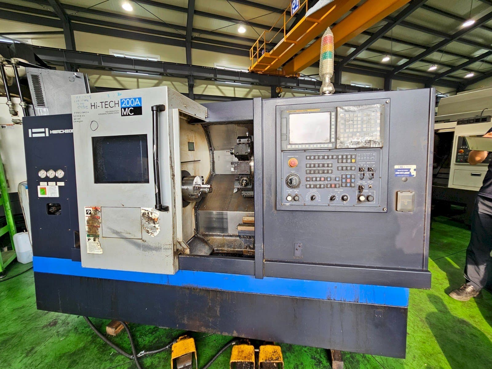 Вид станка HWACHEON Hi-Tech 200A MC спереди