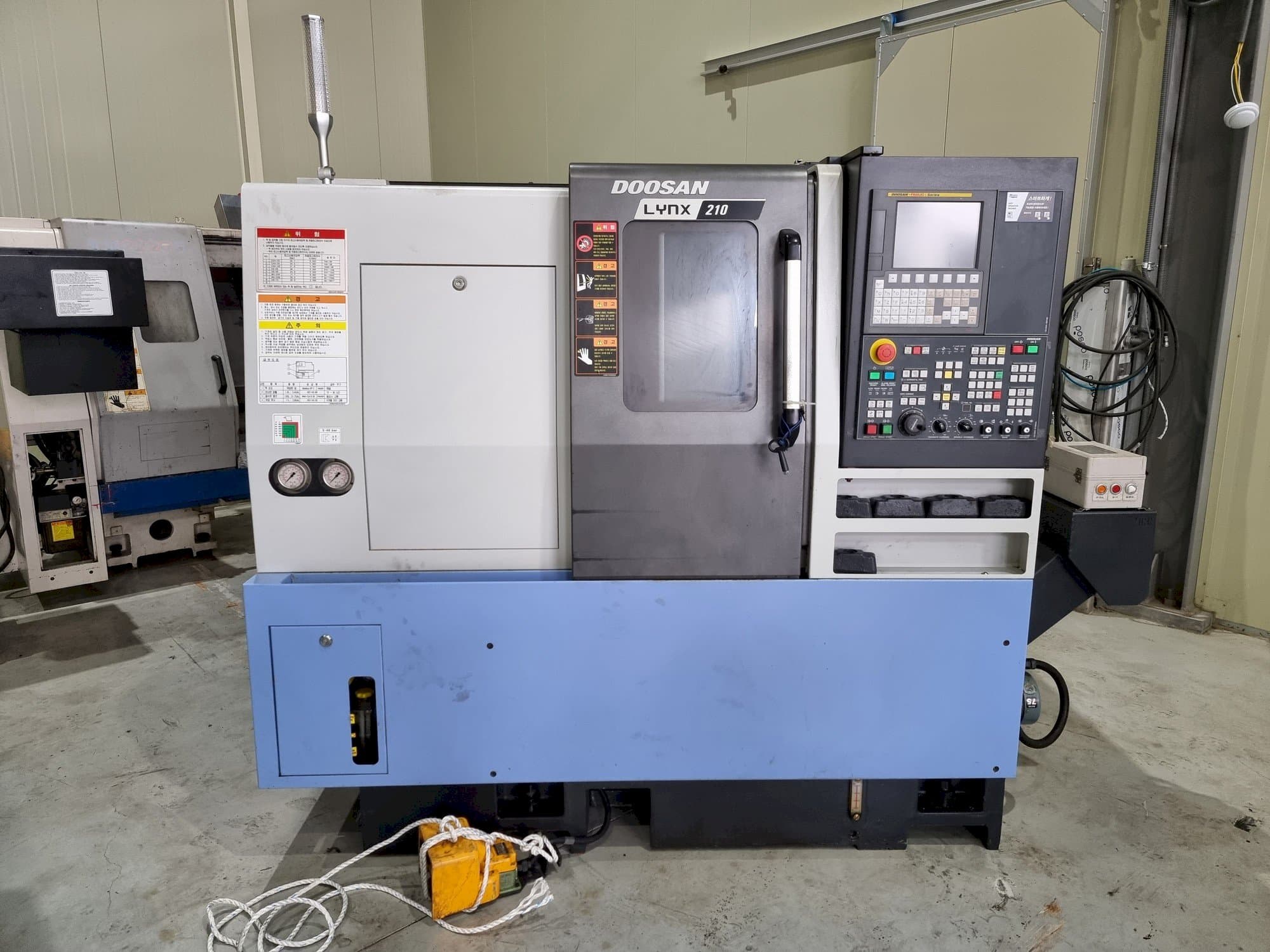 Вид станка Doosan LYNX 210 спереди