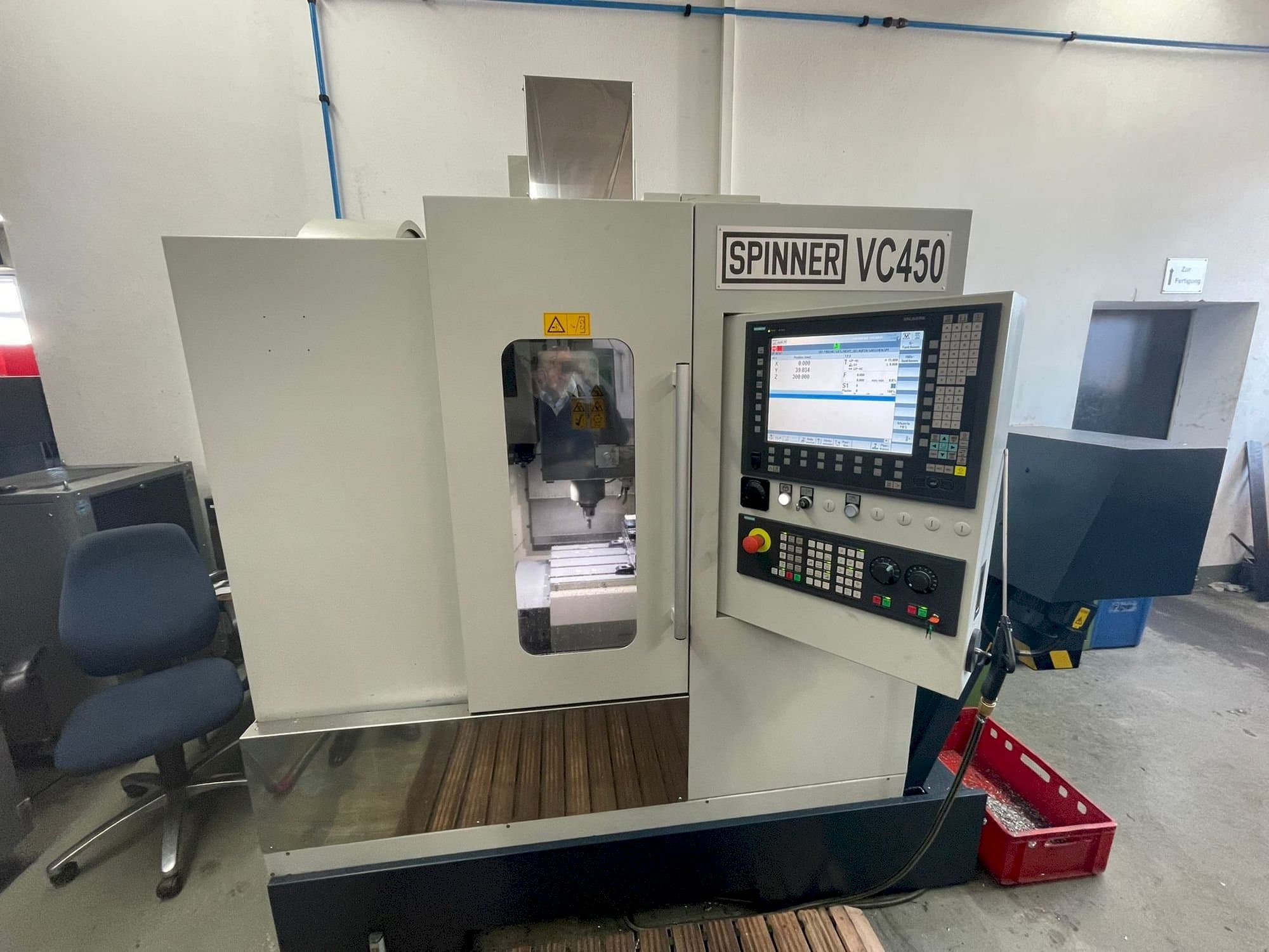 Вид станка SPINNER VC 450 спереди