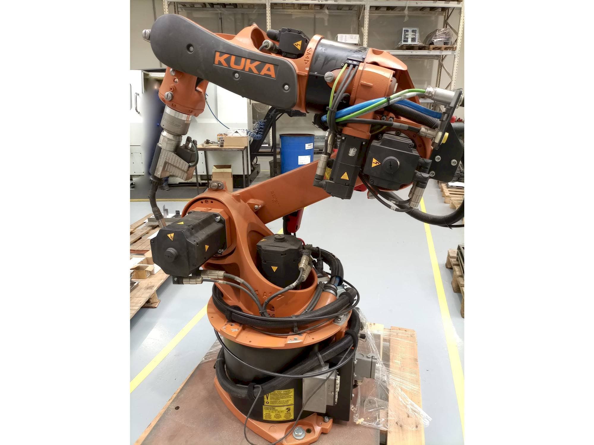 Вид станка KUKA KR16 ARC HW спереди