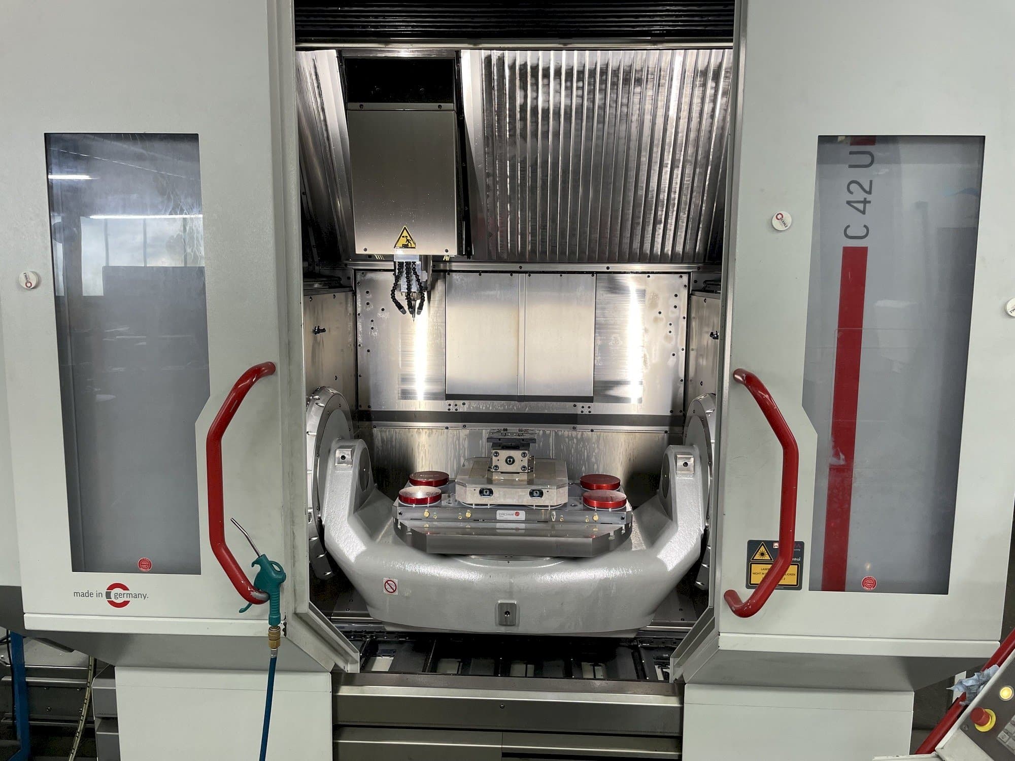 Вид станка HERMLE C 42 U спереди