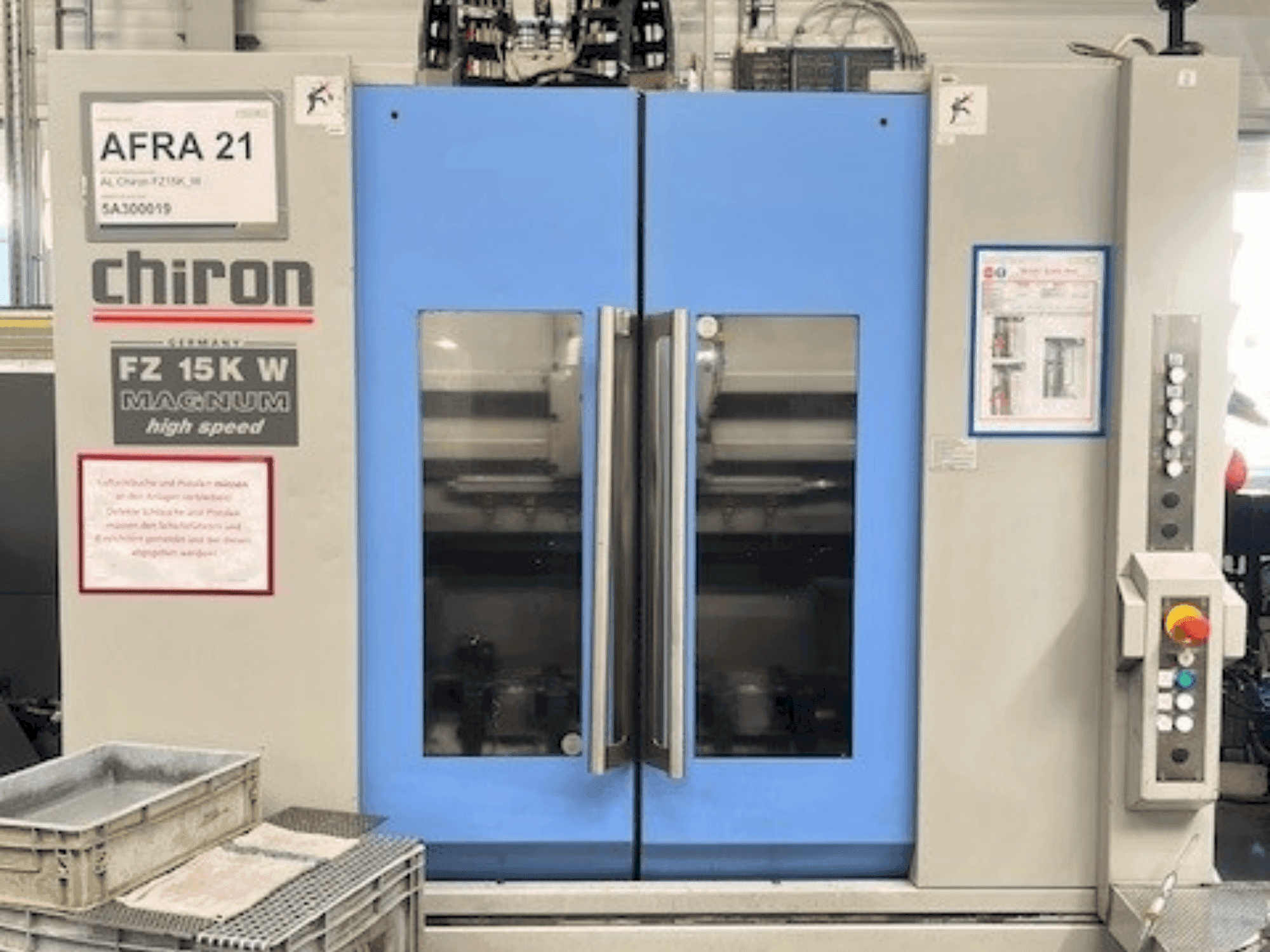 Вид станка CHIRON FZ 15 KWM HS спереди