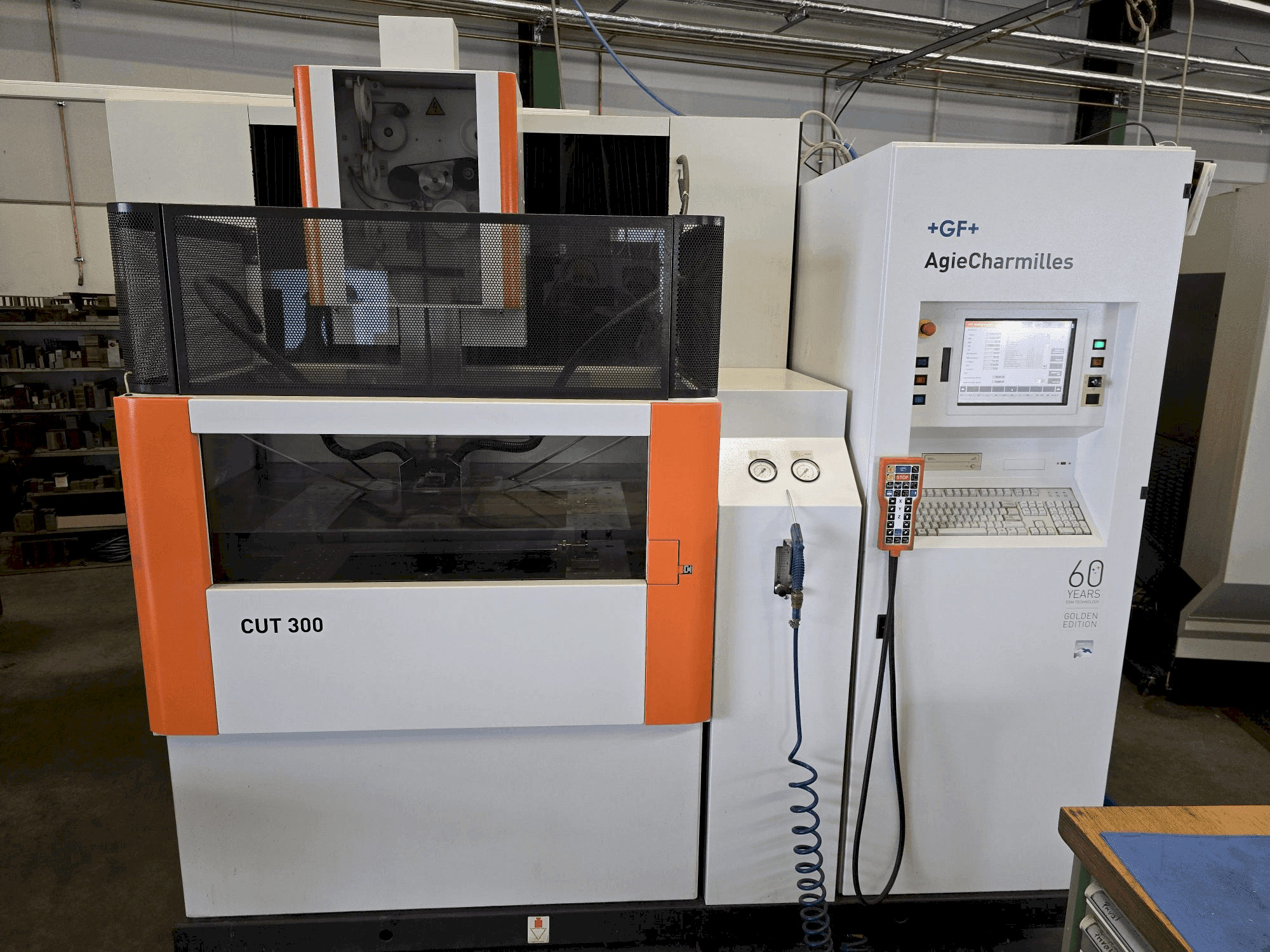 Вид станка AgieCharmilles CUT 300  спереди