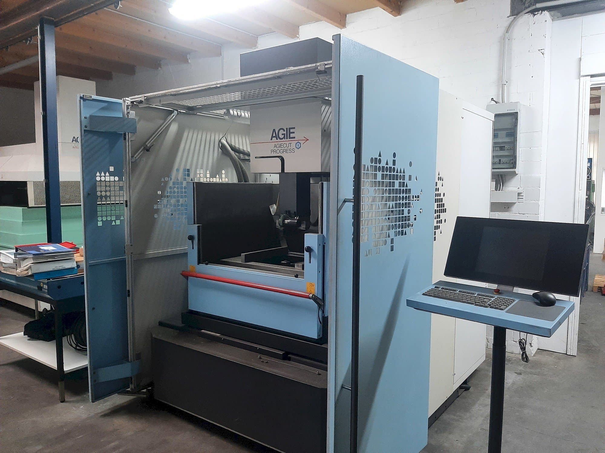 Вид станка AGIE Agiecut Progress 3 спереди