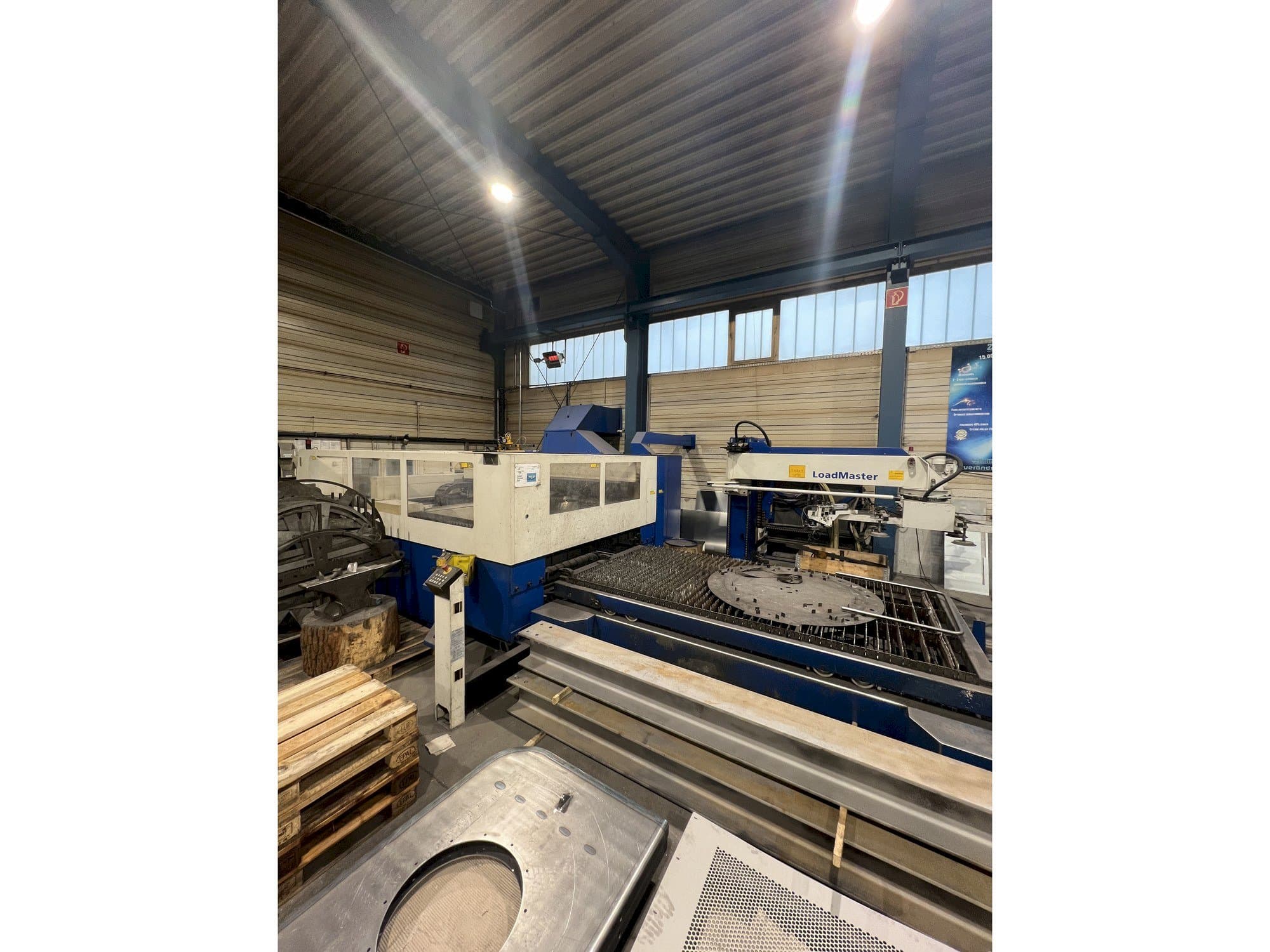 Вид станка TRUMPF TruLaser 3030 спереди