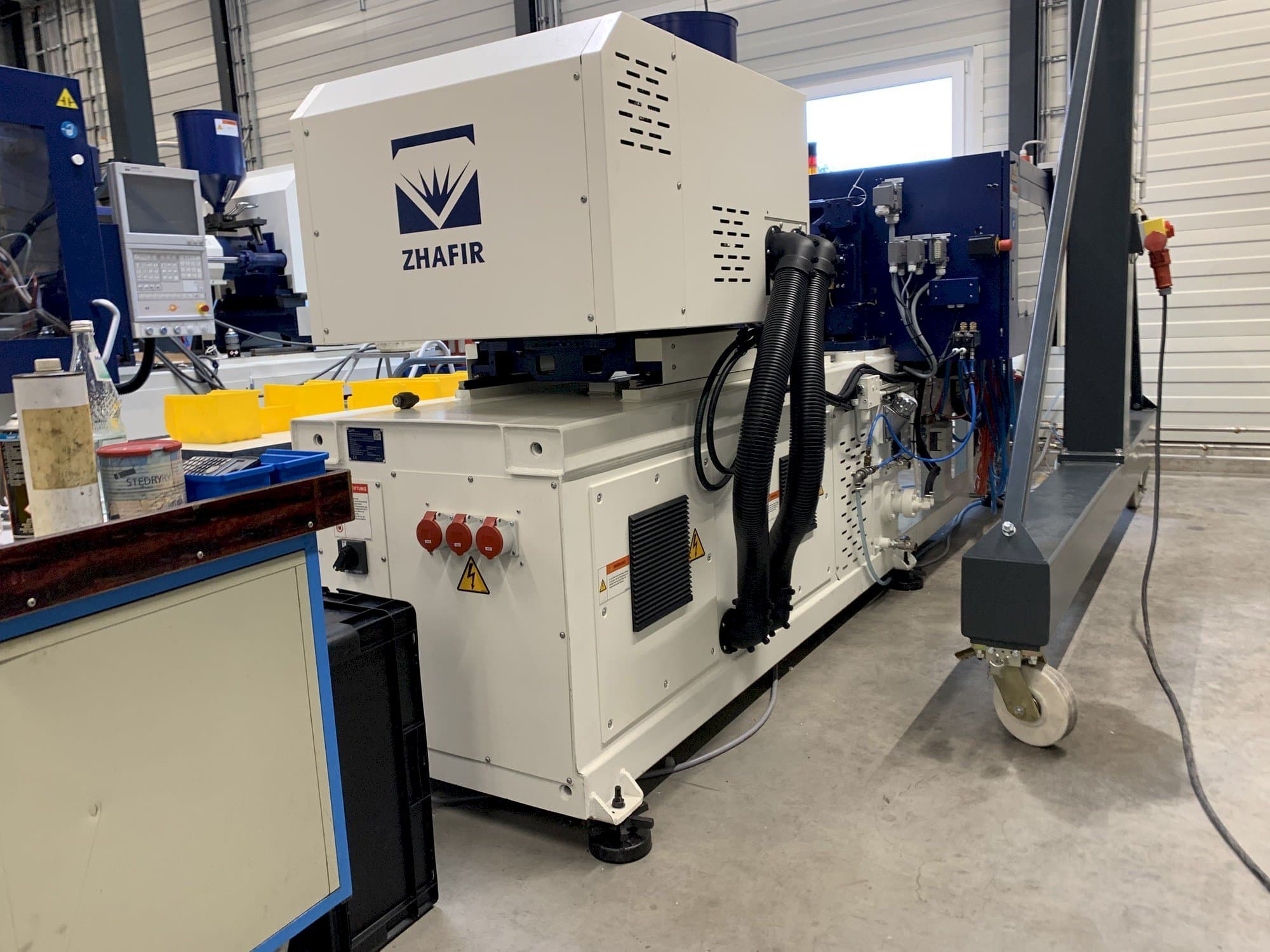 Вид станка с ZHAFIR ZERES 600 Haitian правой стороны