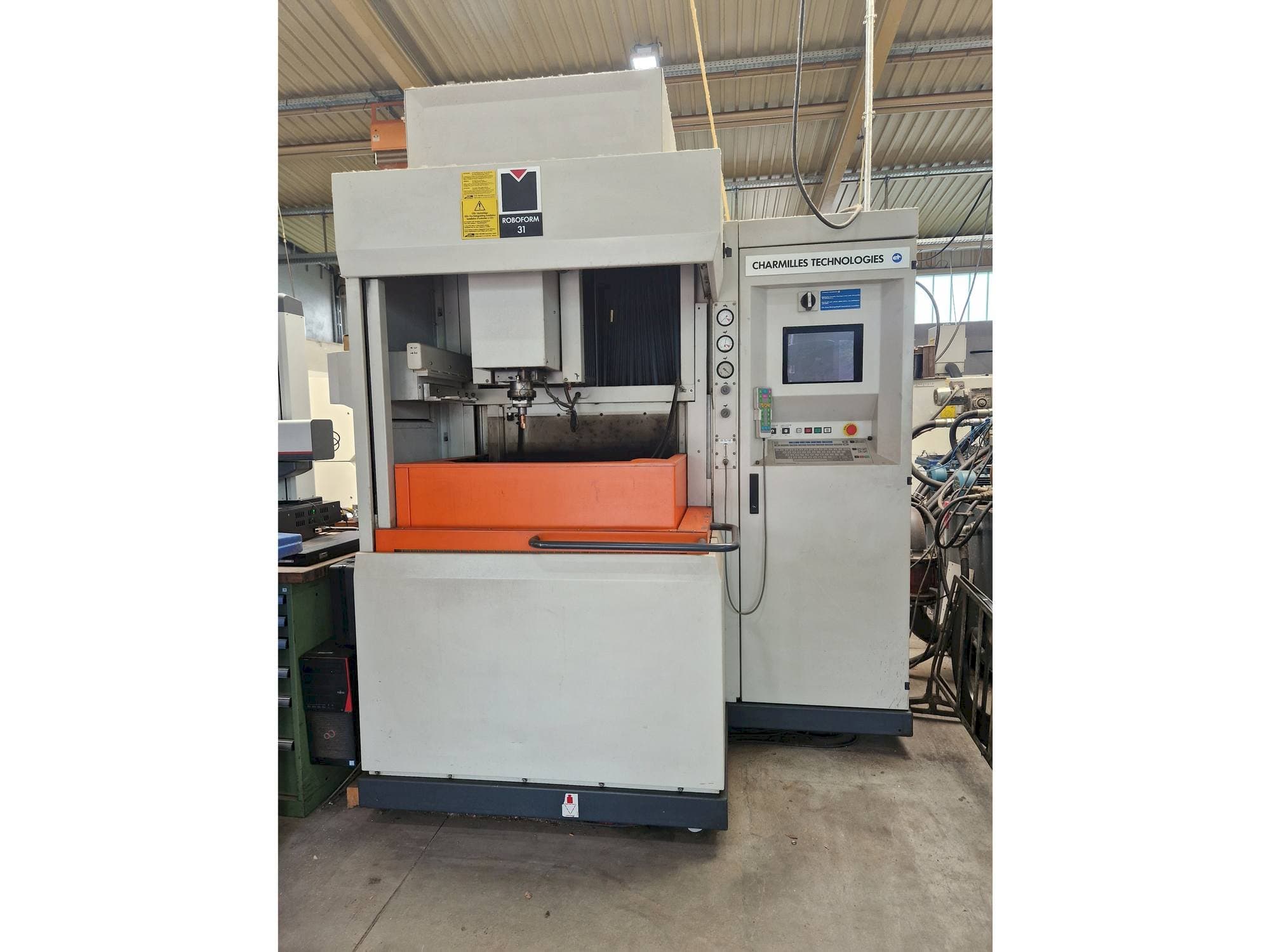 Вид станка CHARMILLES Roboform 31 спереди