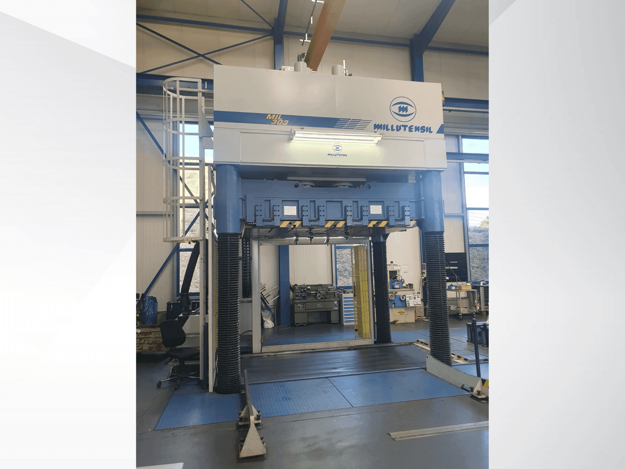 Вид станка MILLUTENSIL Mil 303 спереди