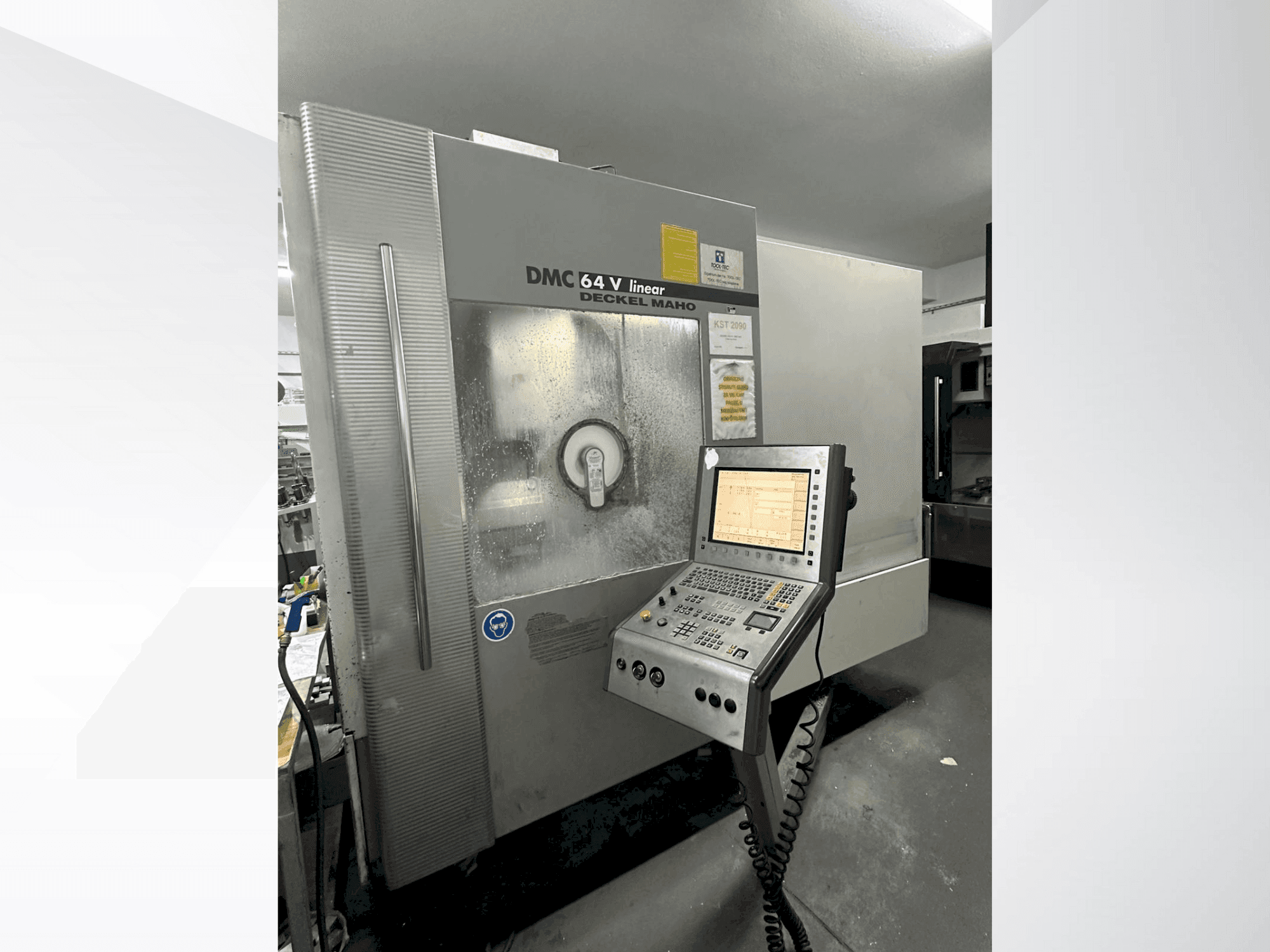 Вид станка DECKEL MAHO 64 V Linear  спереди