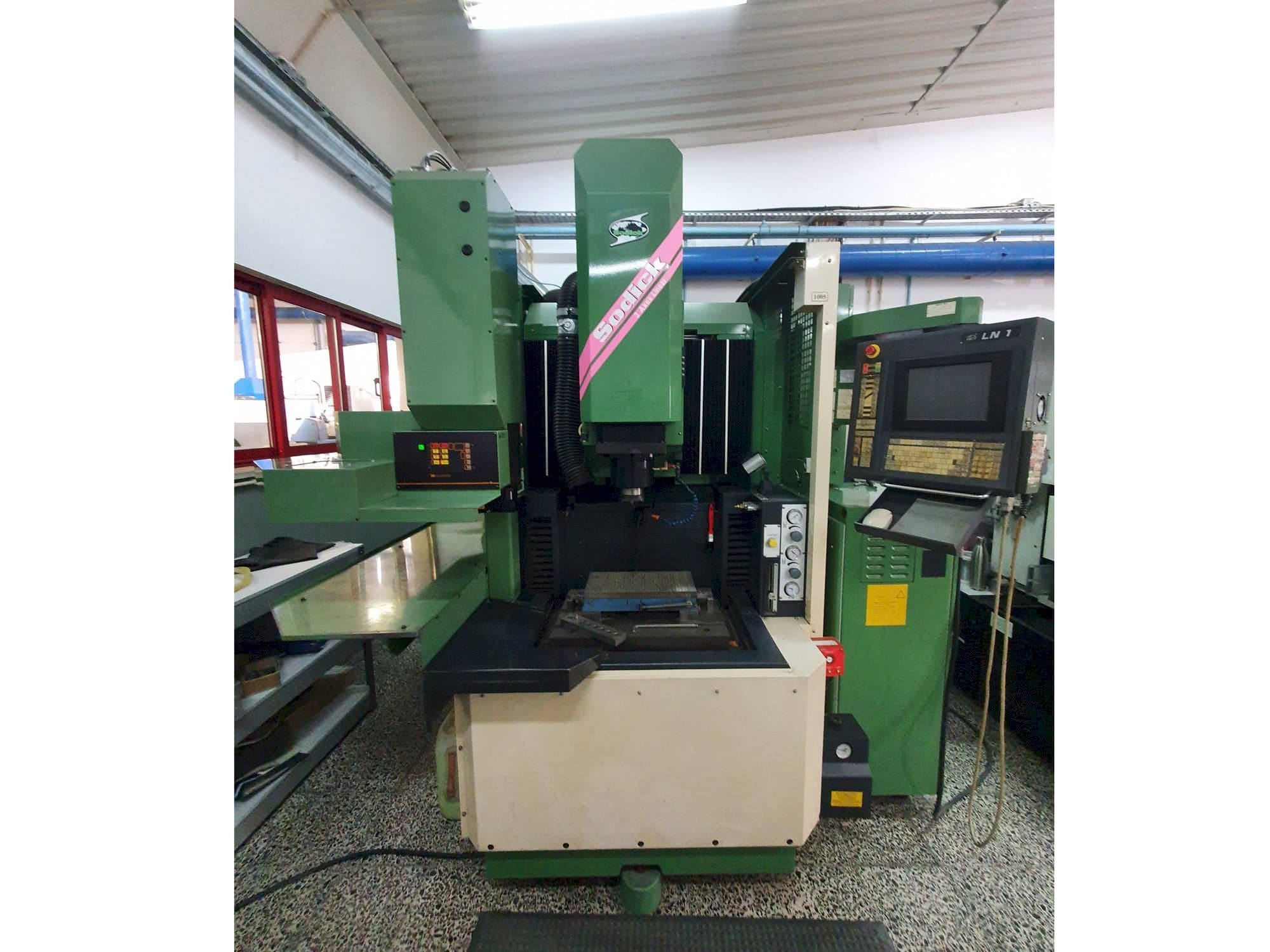 Вид станка Sodick AQ35L  спереди