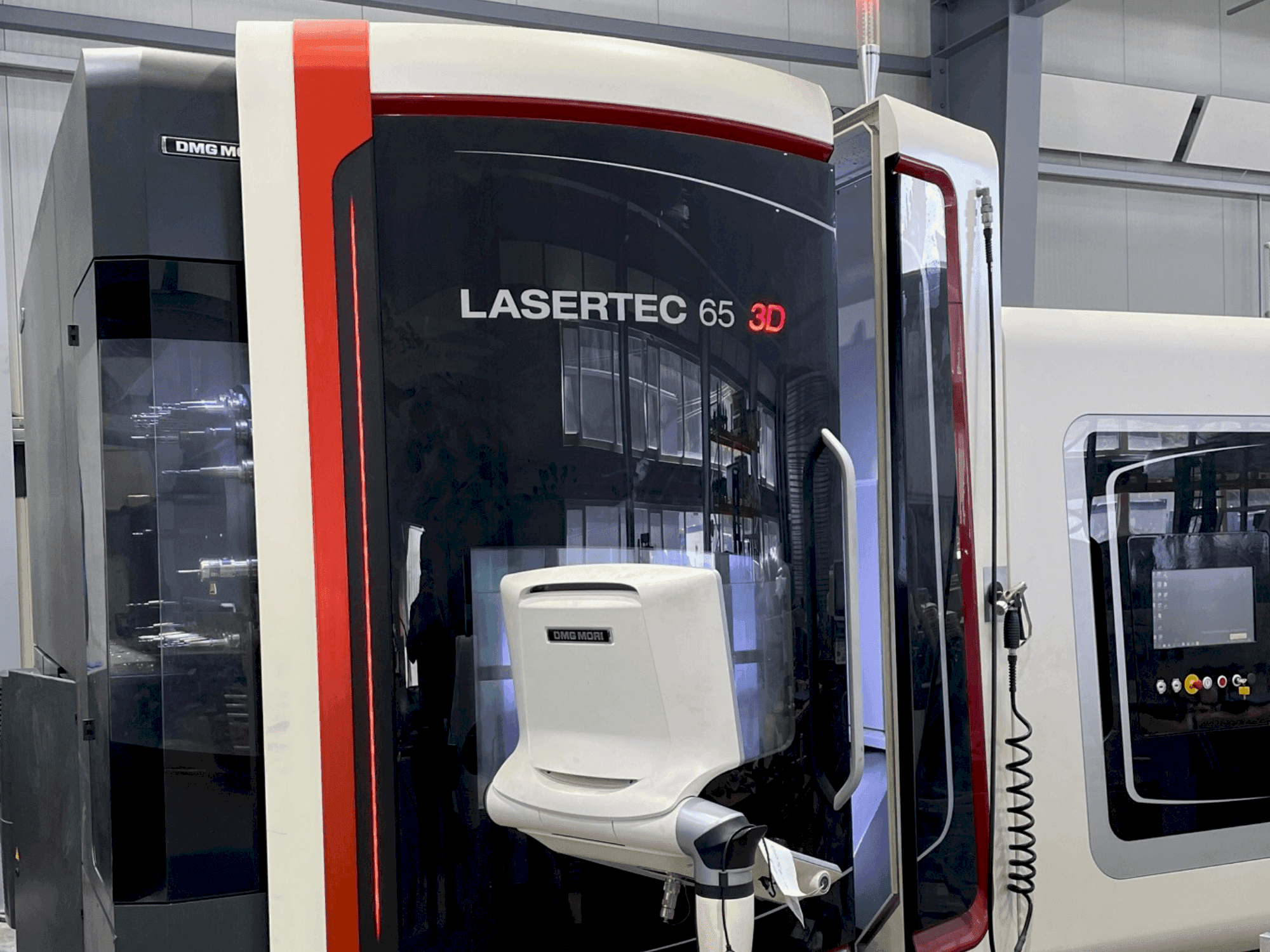 Вид станка DMG MORI LASERTEC 65 3D Hybrid спереди