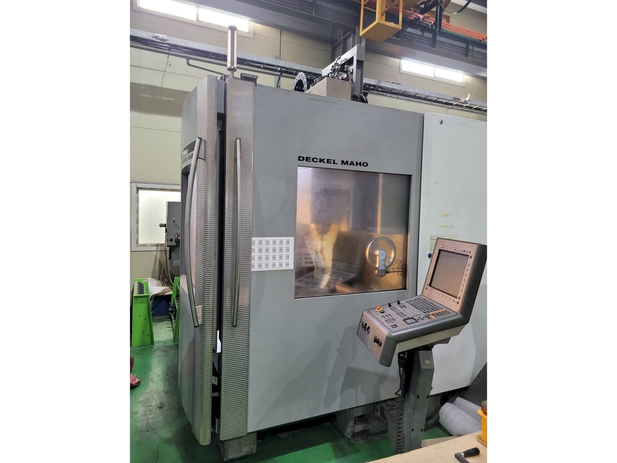 Вид станка DECKEL MAHO DMC 75 Linear спереди