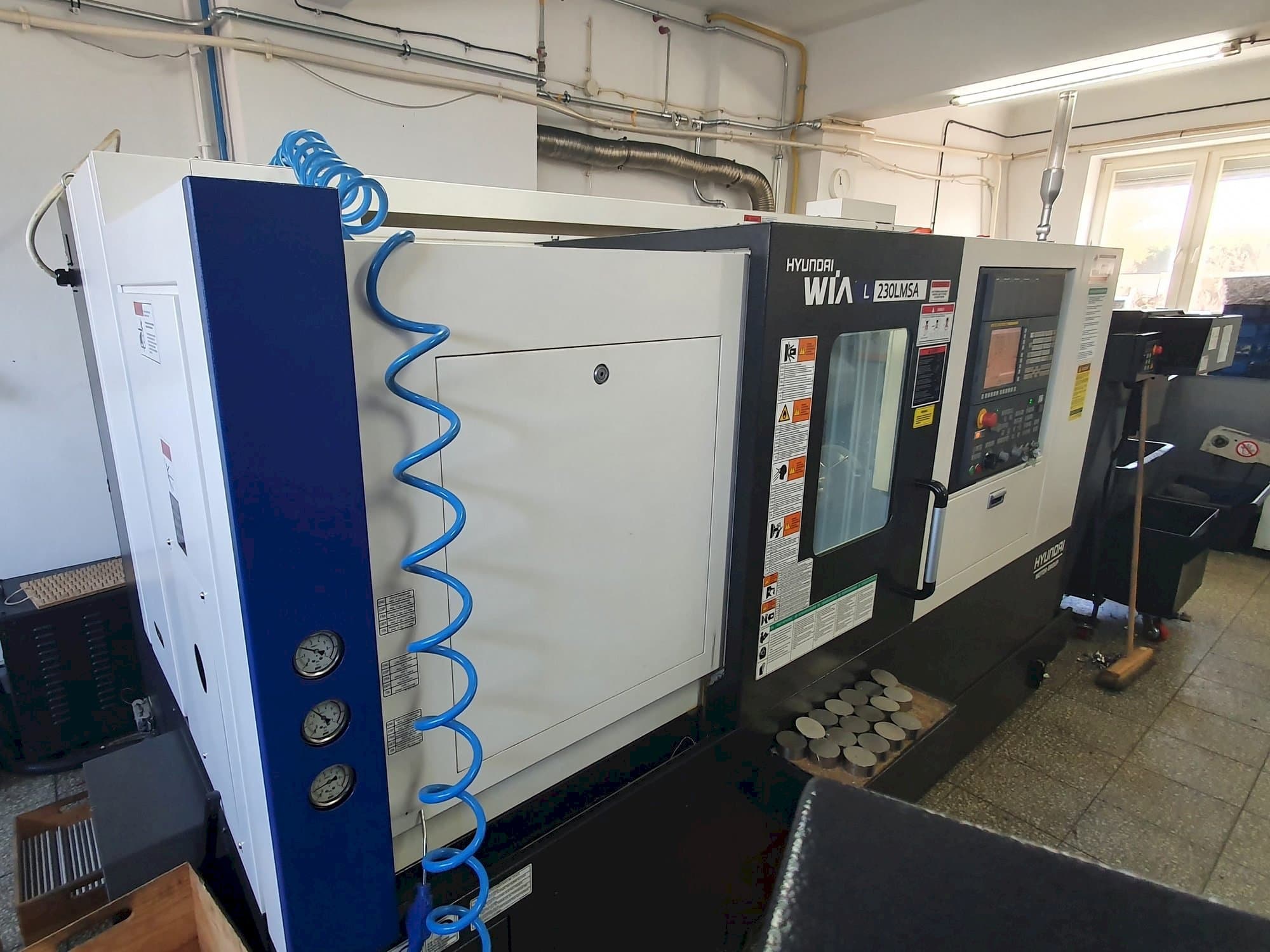 Вид станка Hyundai Wia L230LMSA спереди