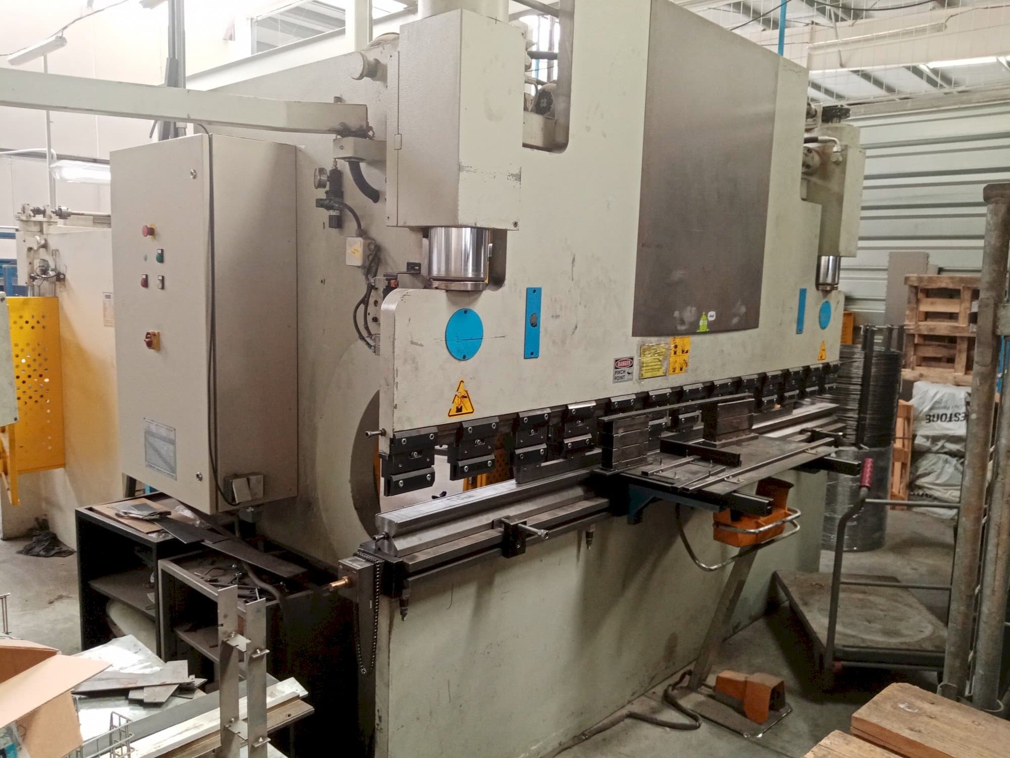 Вид станка ERMAKSAN AP 3100-120  спереди