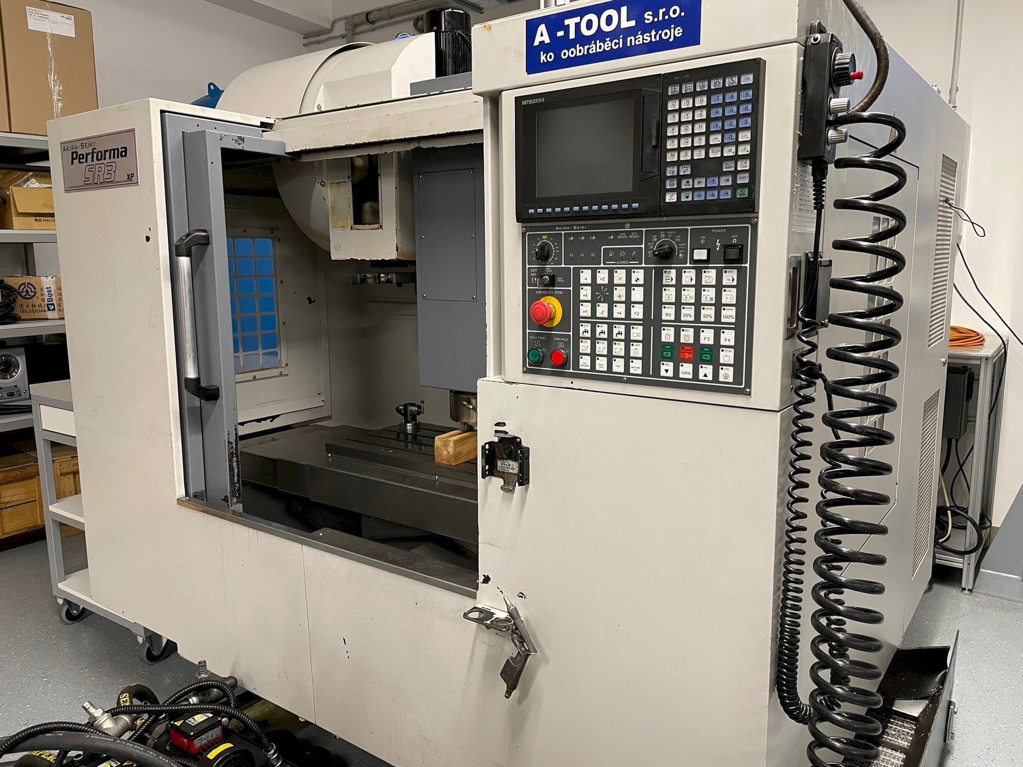 Вид станка Akira Seiki SR3XP  спереди