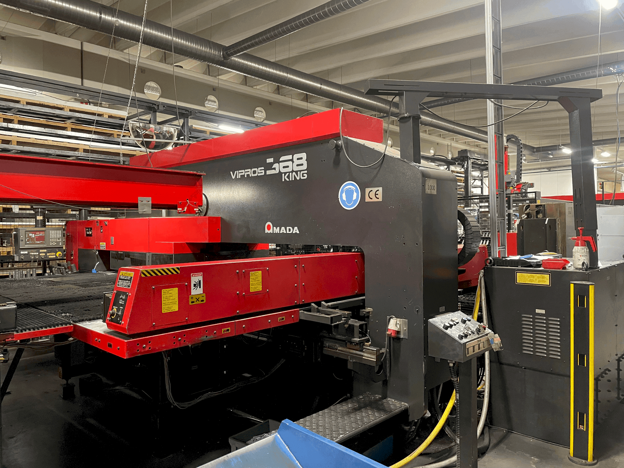 Вид станка AMADA Vipros King 368 спереди