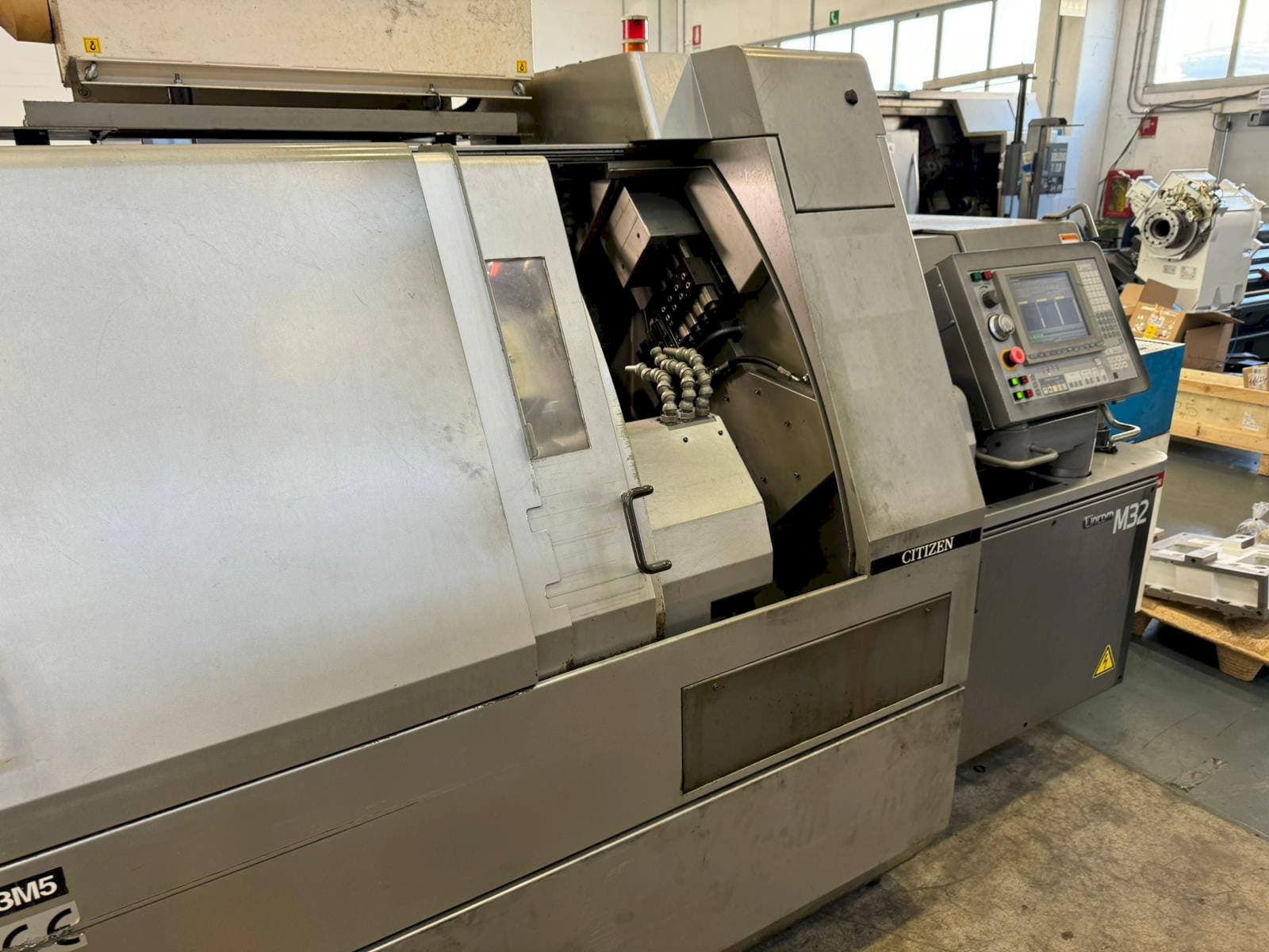 Вид станка Citizen M32V спереди