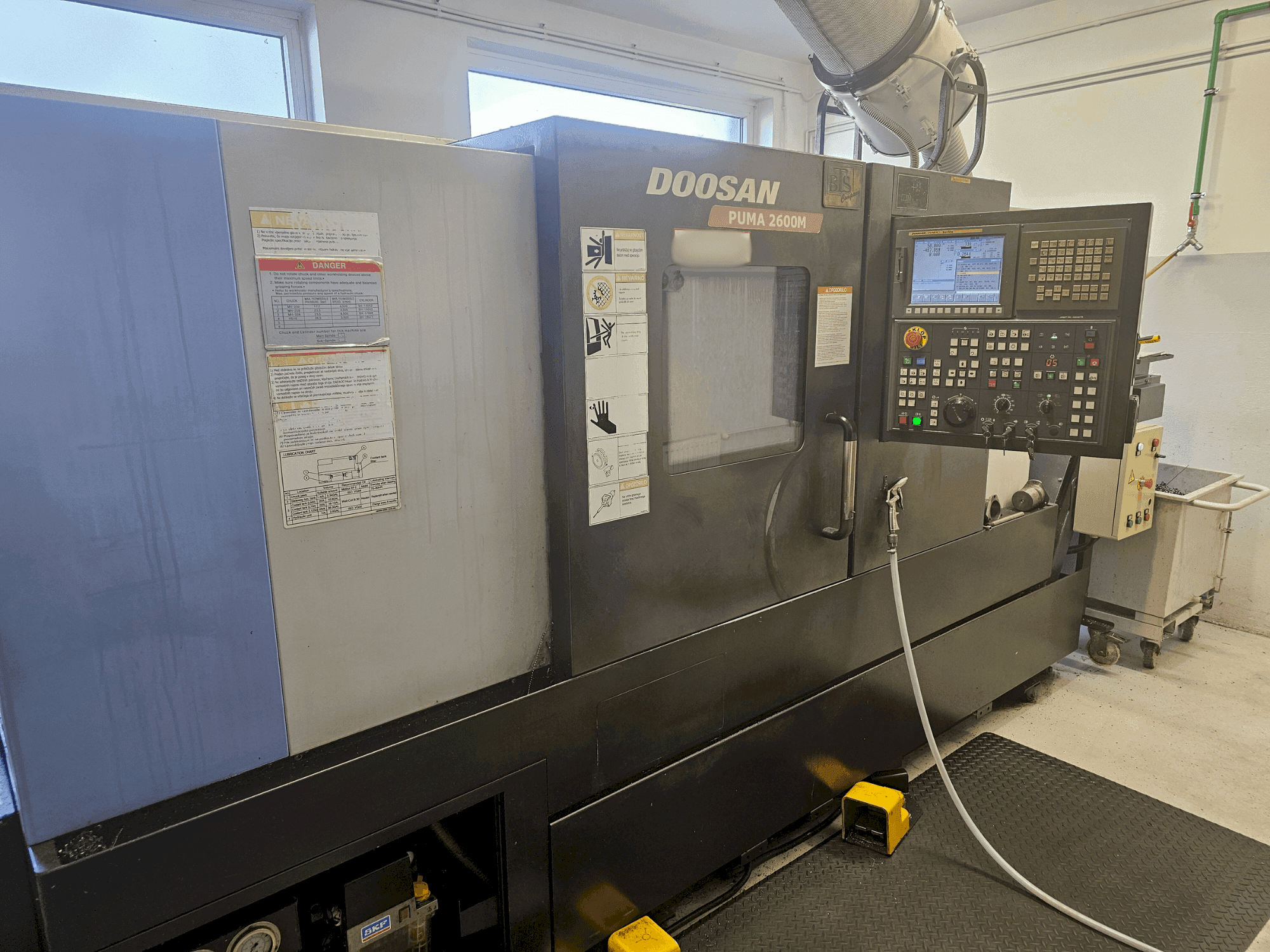 Вид станка DOOSAN Puma 2600M спереди