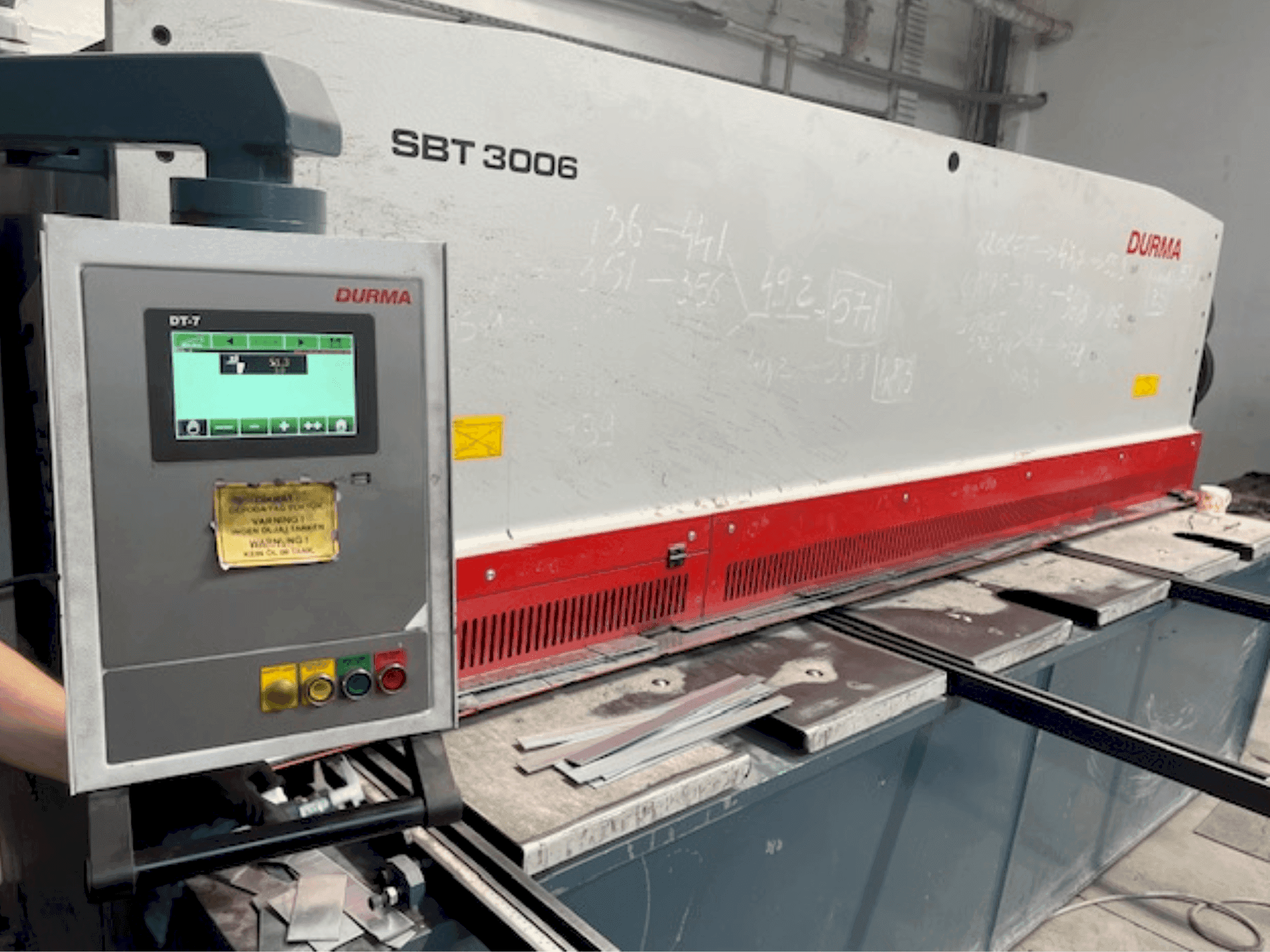 Вид станка Durma SBT 3006 спереди