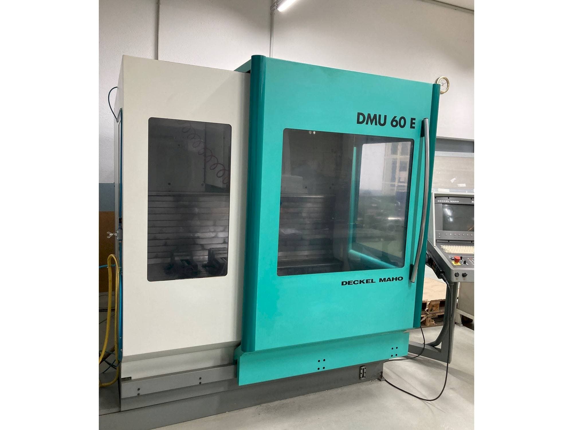 Вид станка DECKEL MAHO DMU 60 E спереди