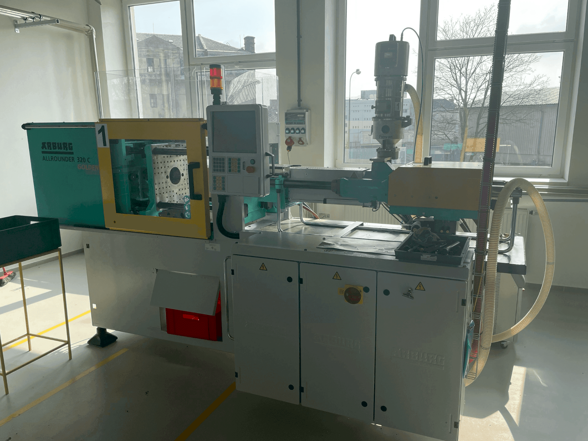 Вид станка Arburg Allrounder 320C 500-170 спереди