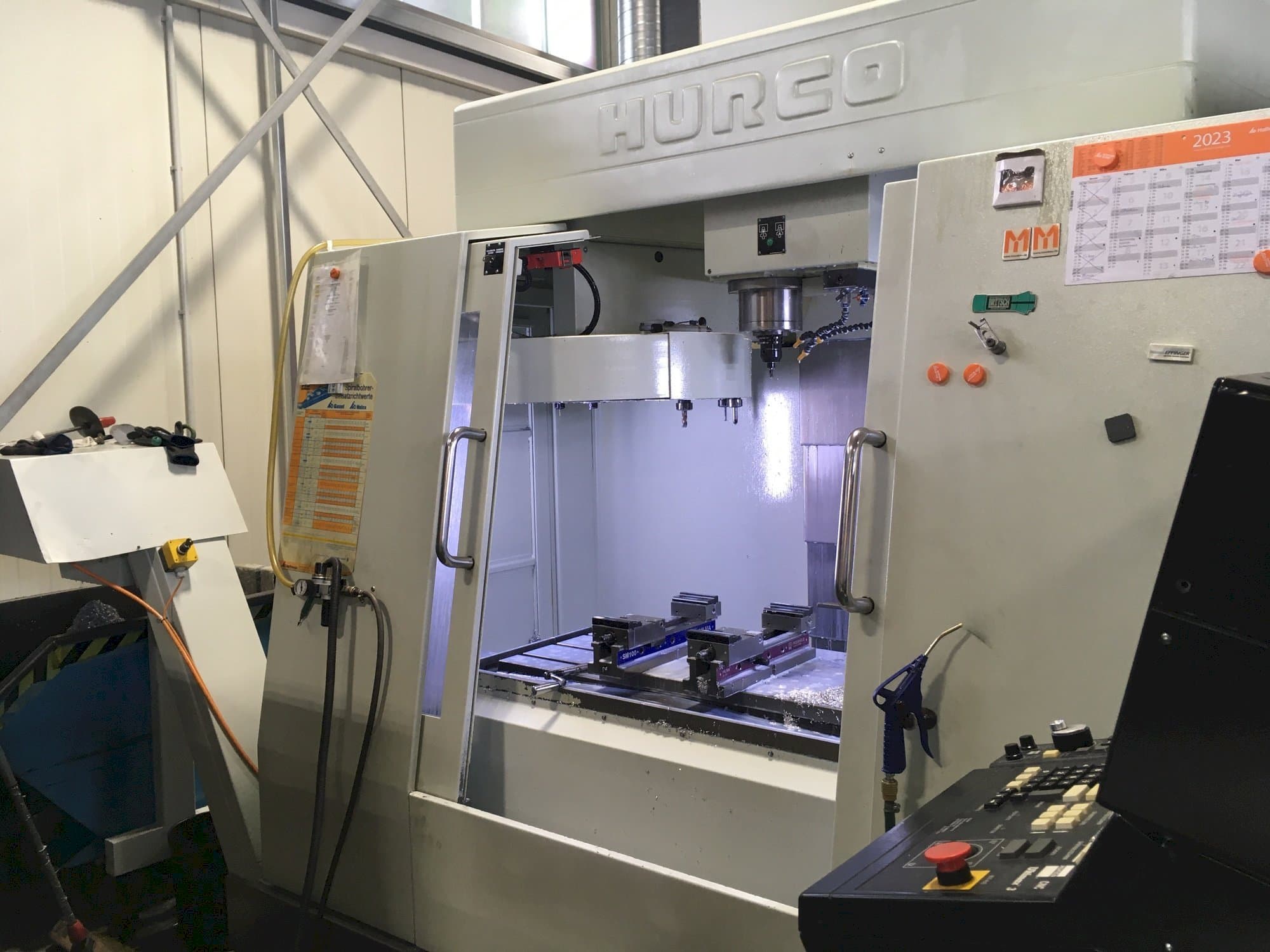 Вид станка Hurco BAC 30 HTM спереди