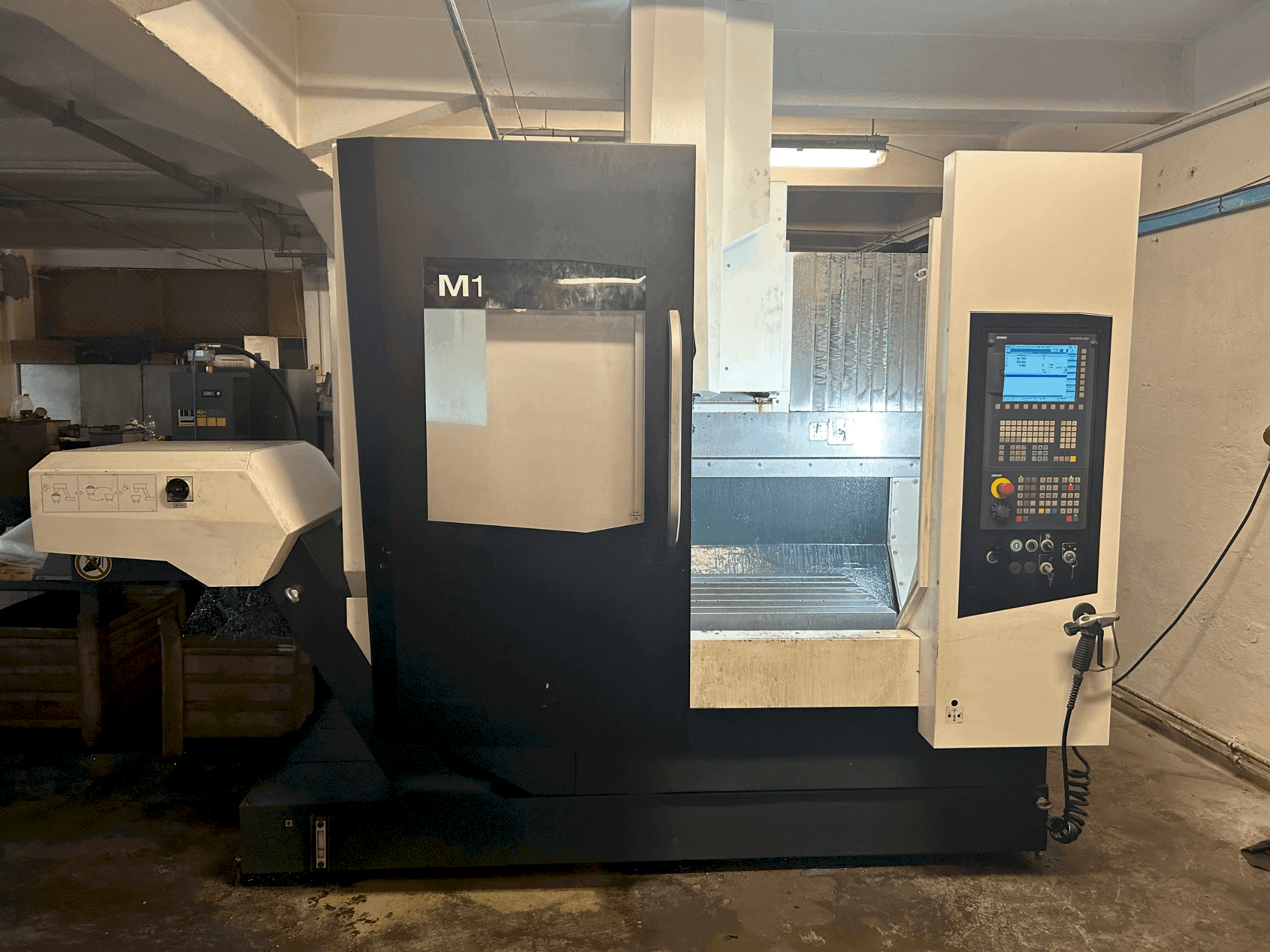 Вид станка DMG MORI M1  спереди