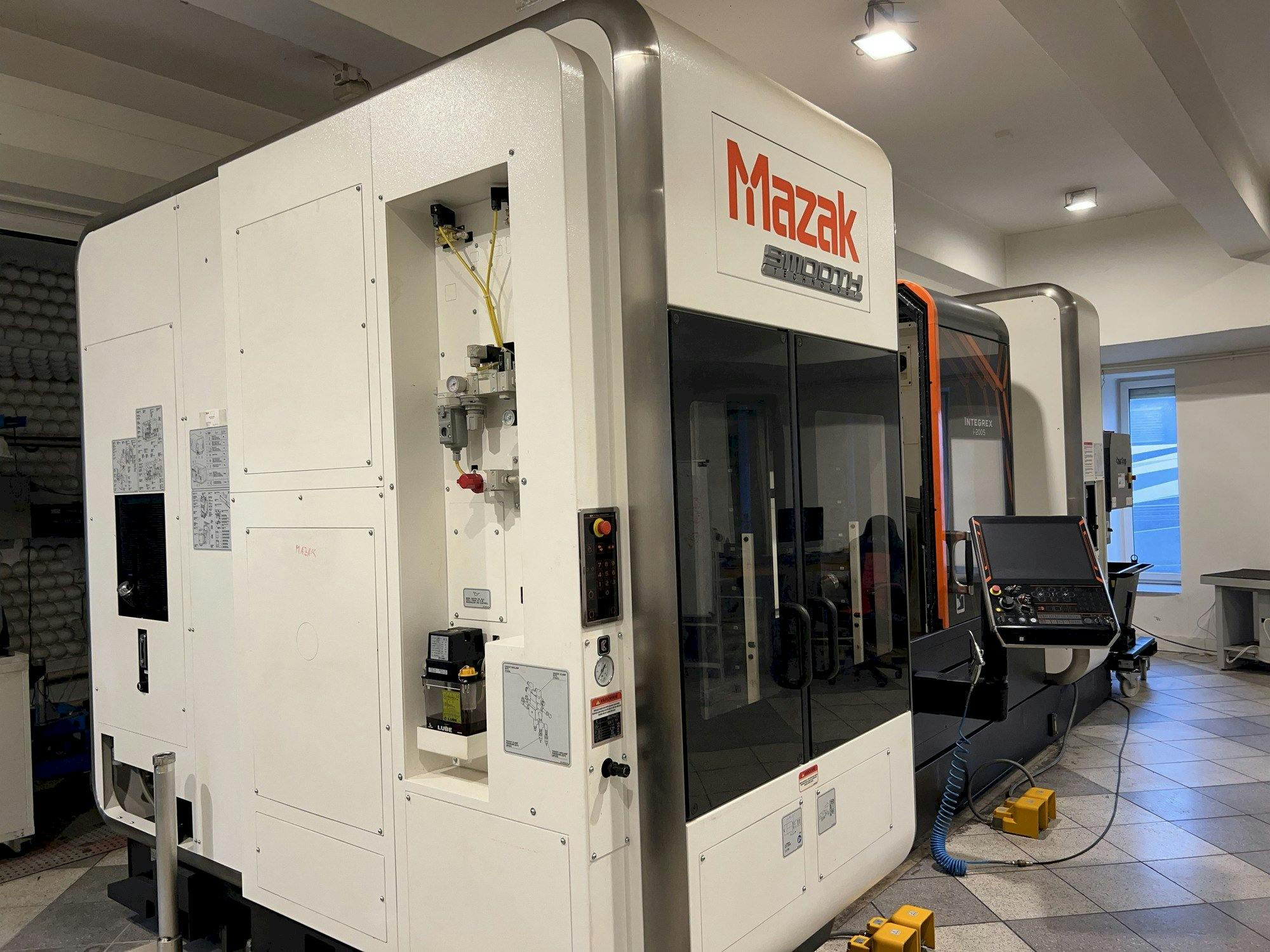 Вид станка Mazak Integrex i-200S  спереди