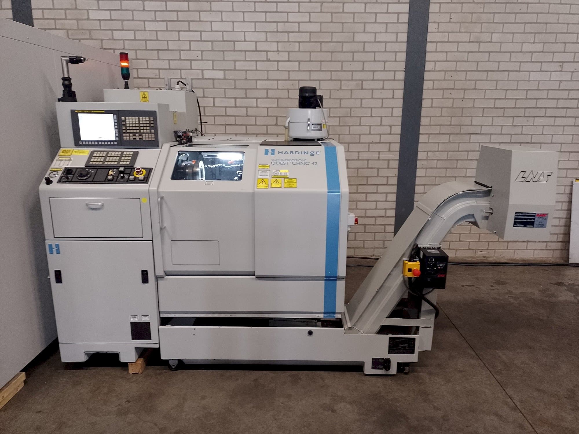 Вид станка HARDINGE Quest chnc 42 спереди