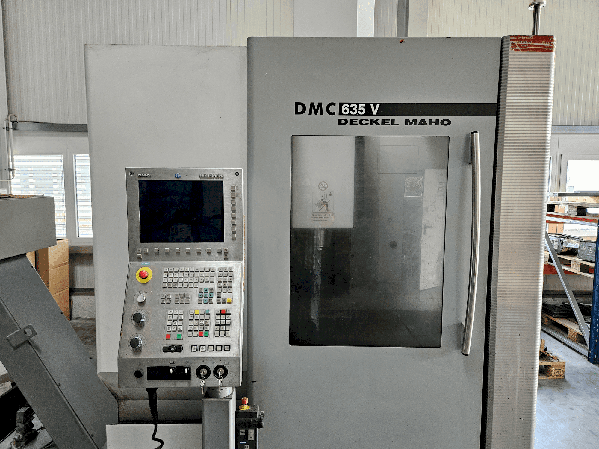 Вид станка DECKEL MAHO DMC 635 V спереди