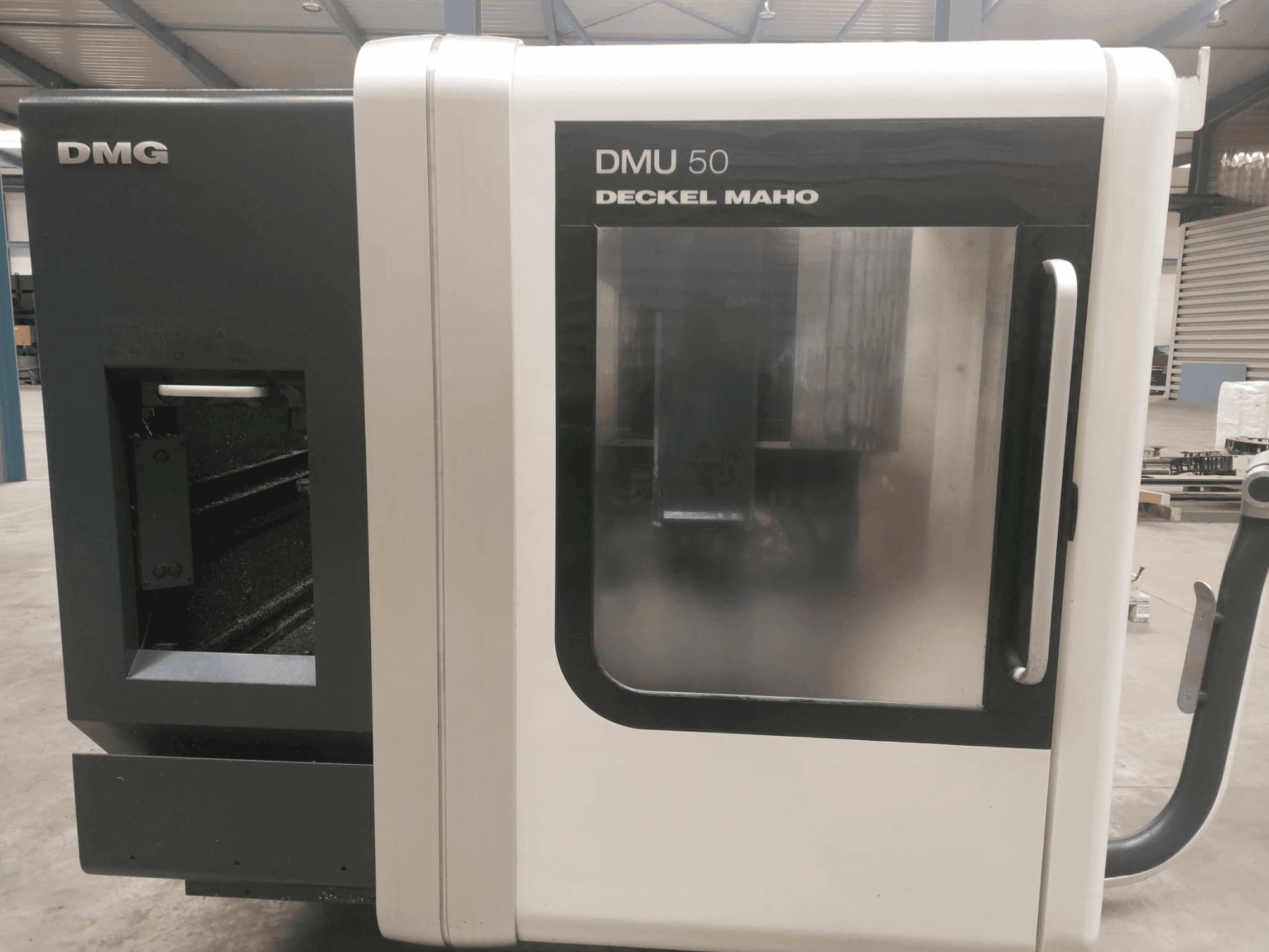 Вид станка DMG DECKEL MAHO DMU 50 спереди