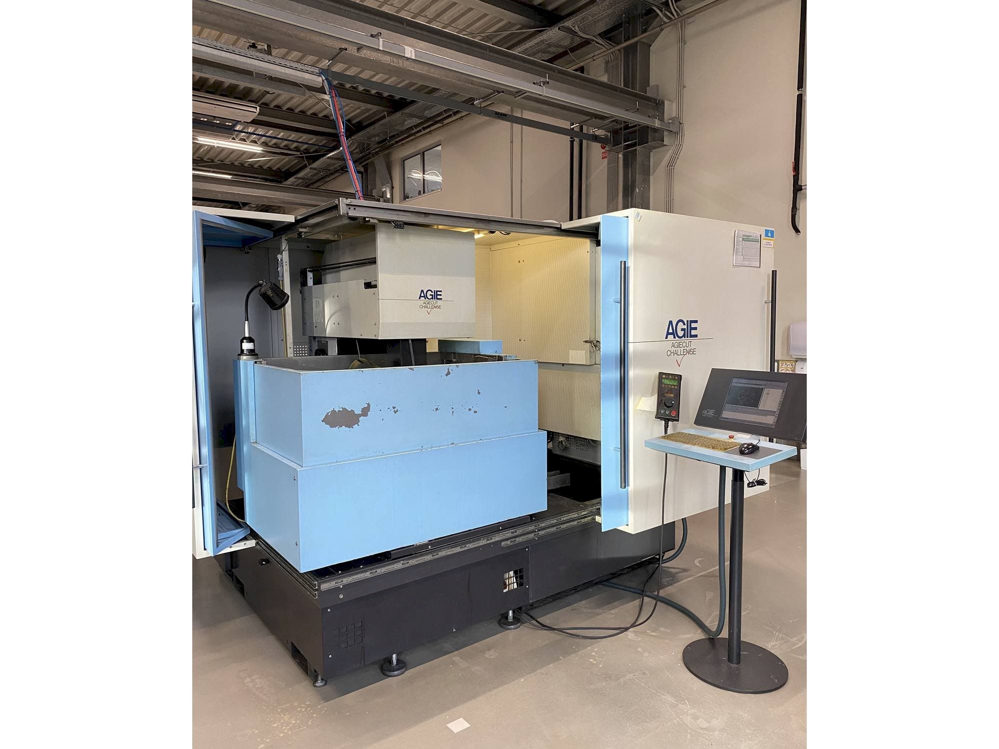 Вид станка AGIE AGIECUT VERTEX 3  спереди