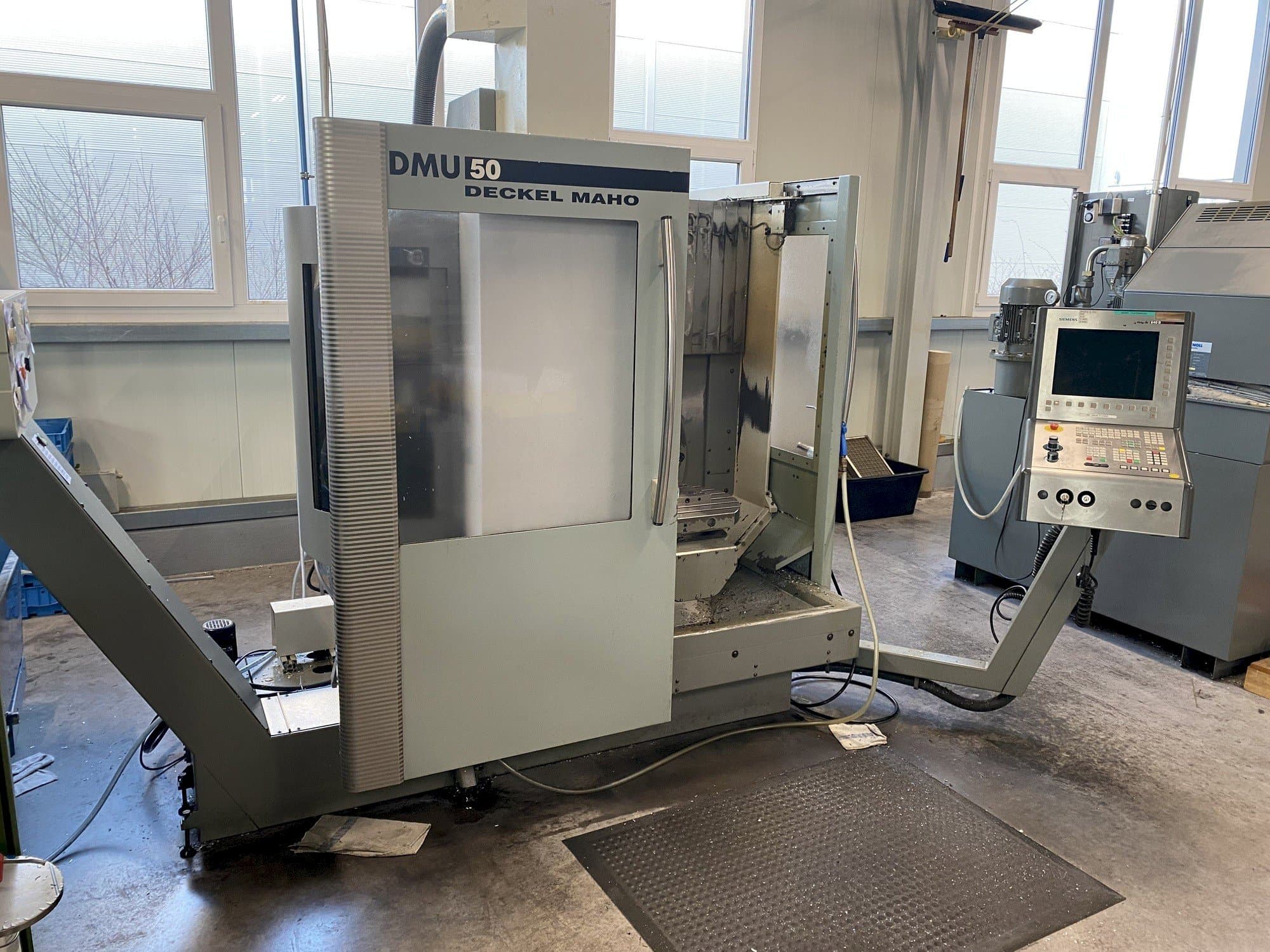 Вид станка DECKEL MAHO DMU 50 спереди