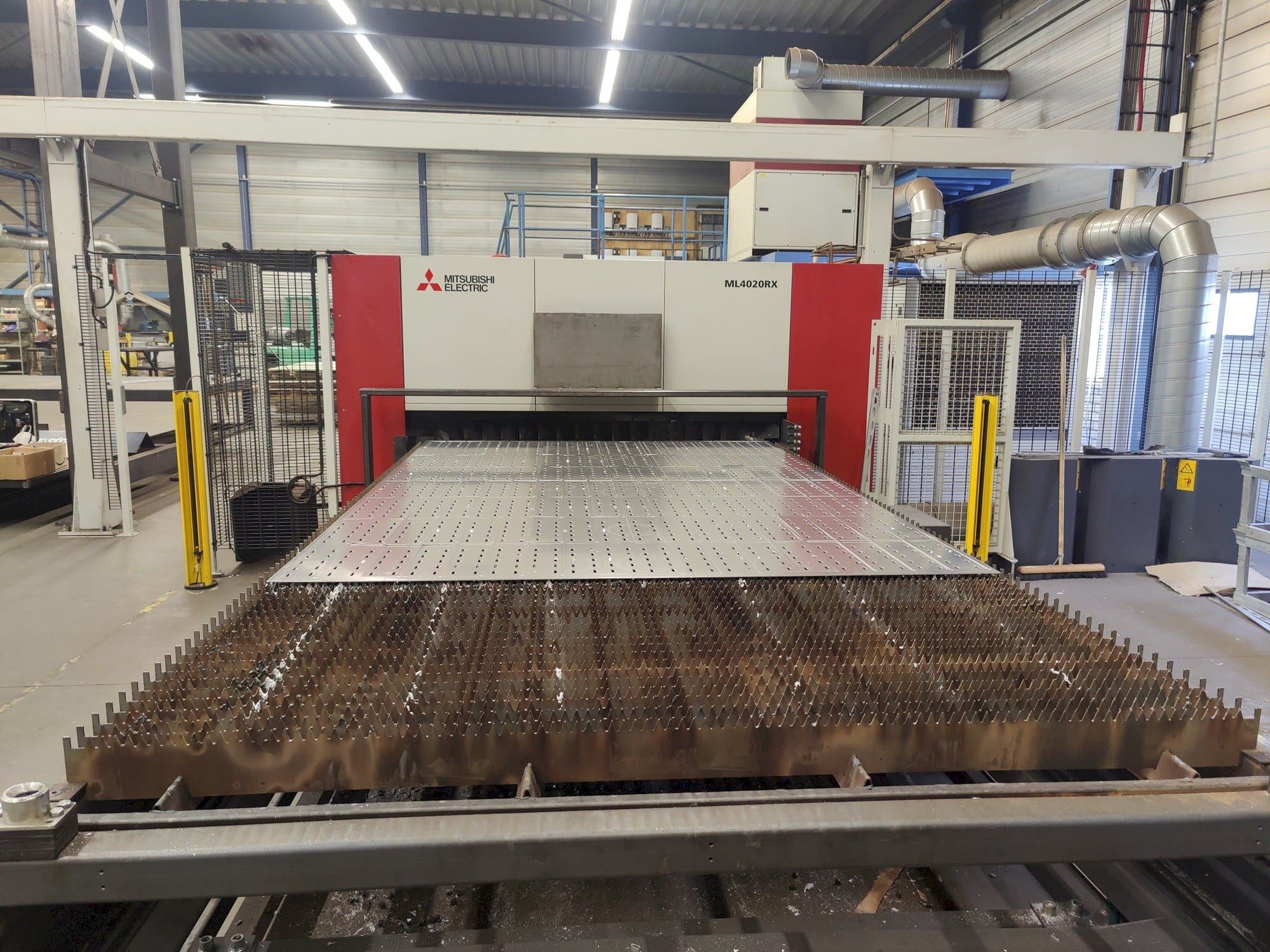 Вид станка Mitsubishi ML4020RX-F60 6,0kW CO2 спереди