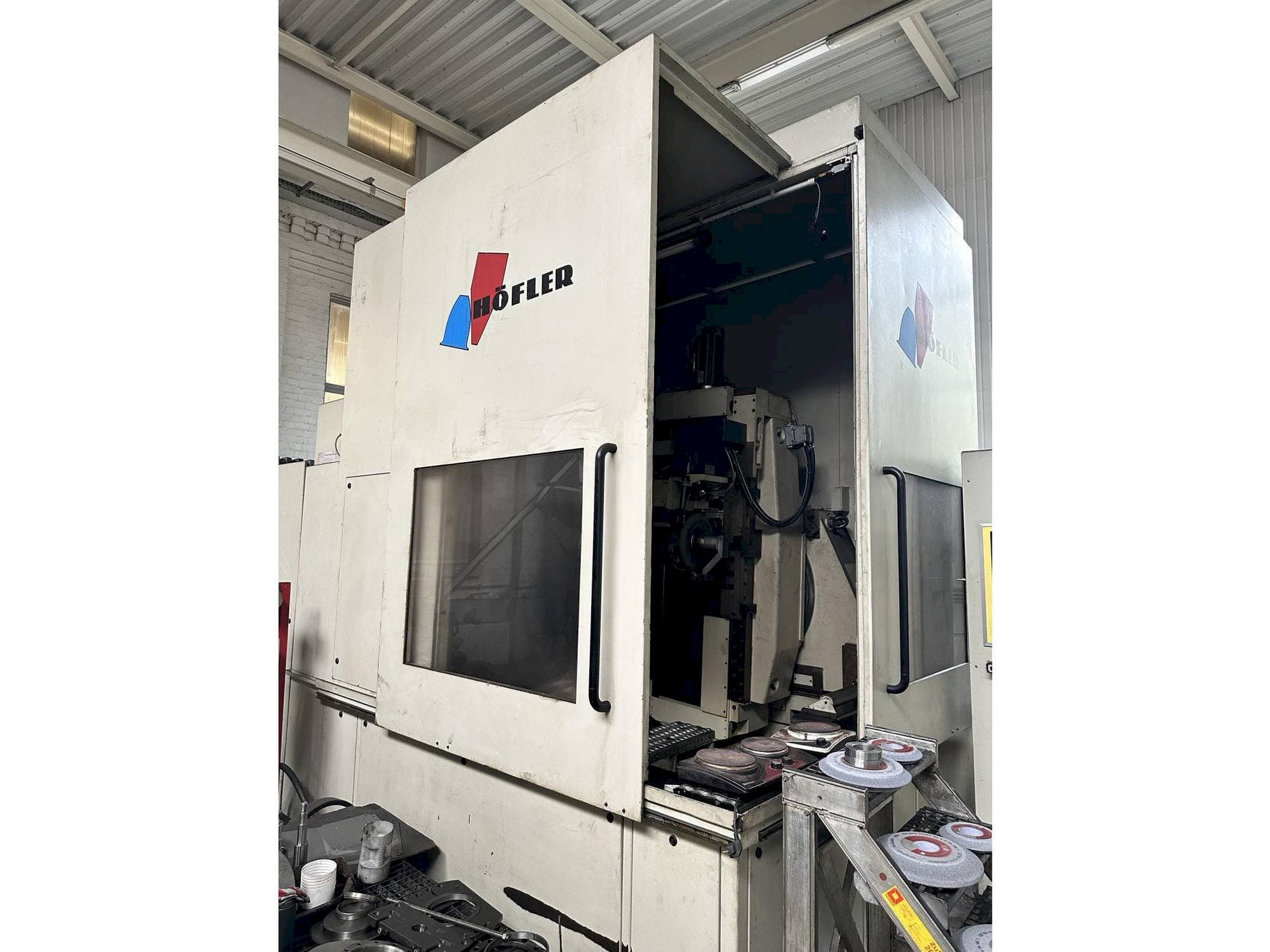 Вид станка HOFLER NOVA CNC 1000 спереди