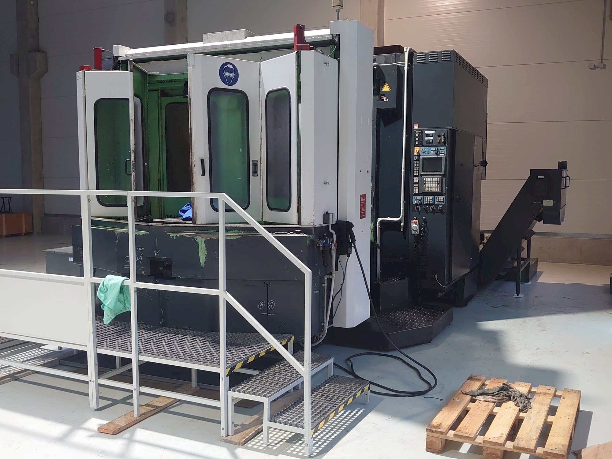 Вид станка Makino A77 спереди