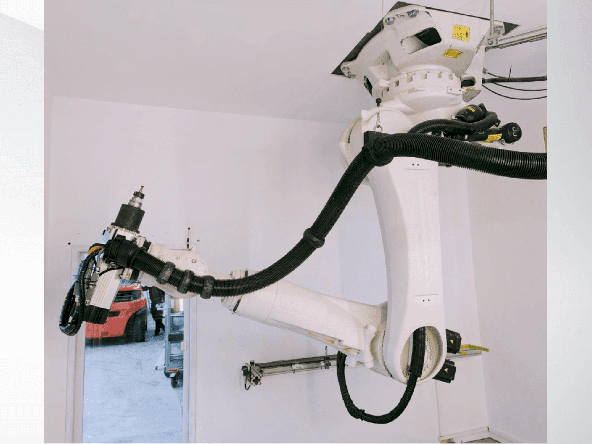 Вид станка KUKA KR 270 R2700 C ultra + Absolute measurement  спереди
