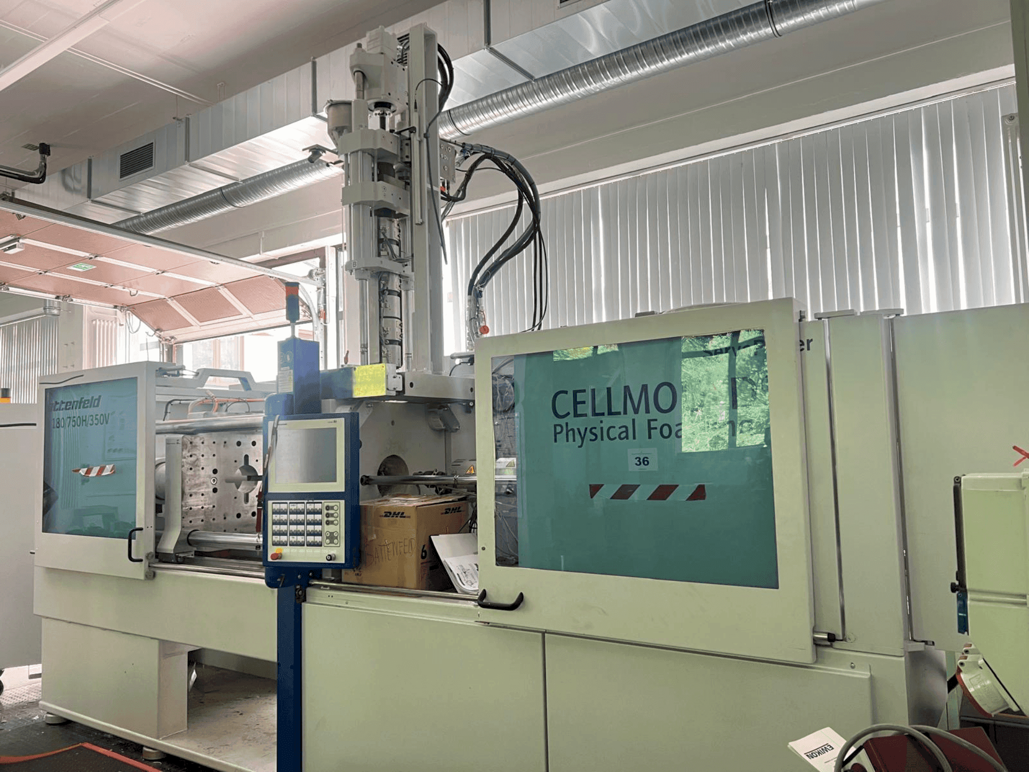 Вид станка WITTMANN Battenfeld HM 180/750H/350V  спереди